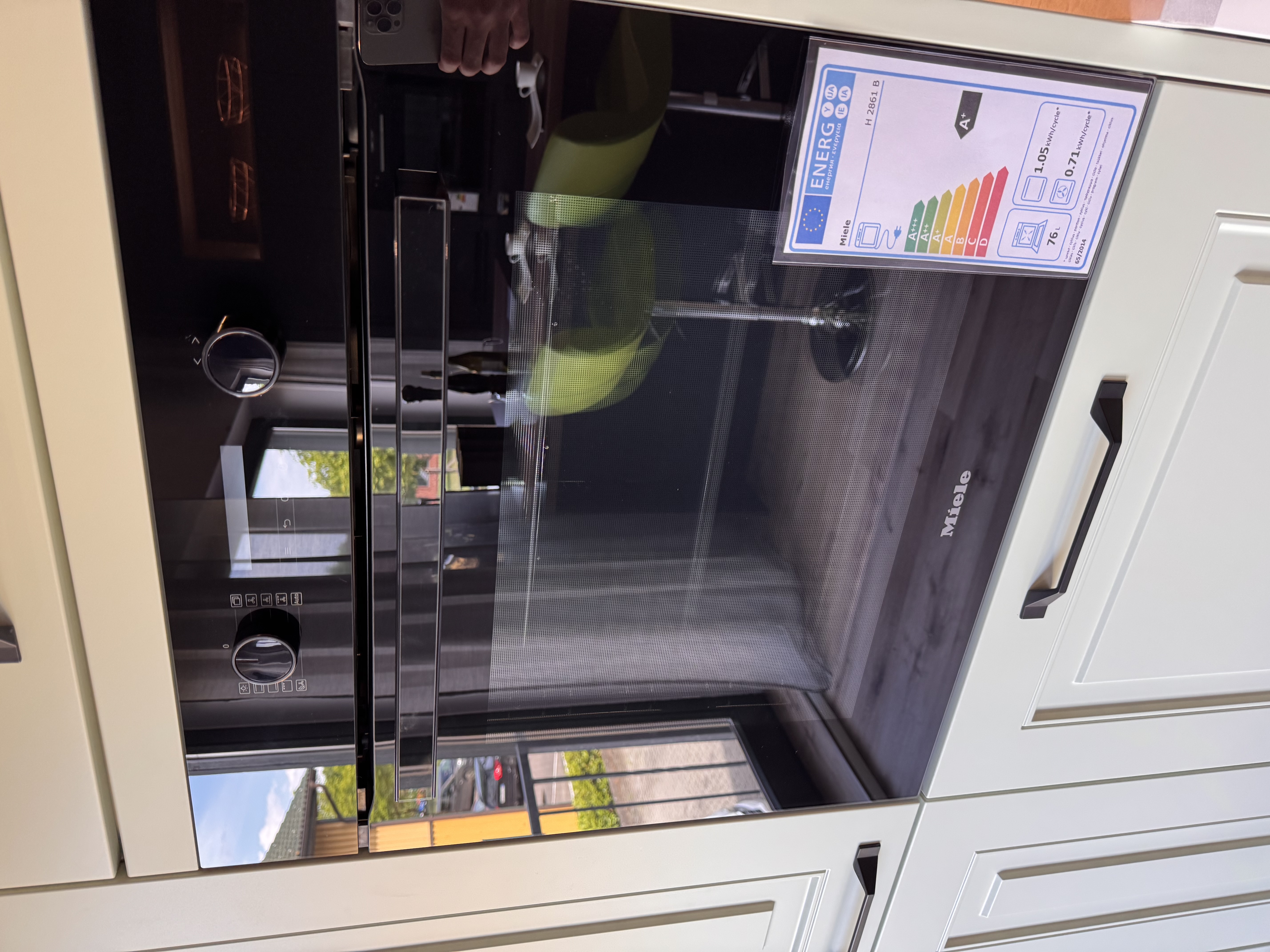 Helle Musterhaus Ausstellungsküche von Brigitte Küchen im Landhausstil mit Miele Geräten