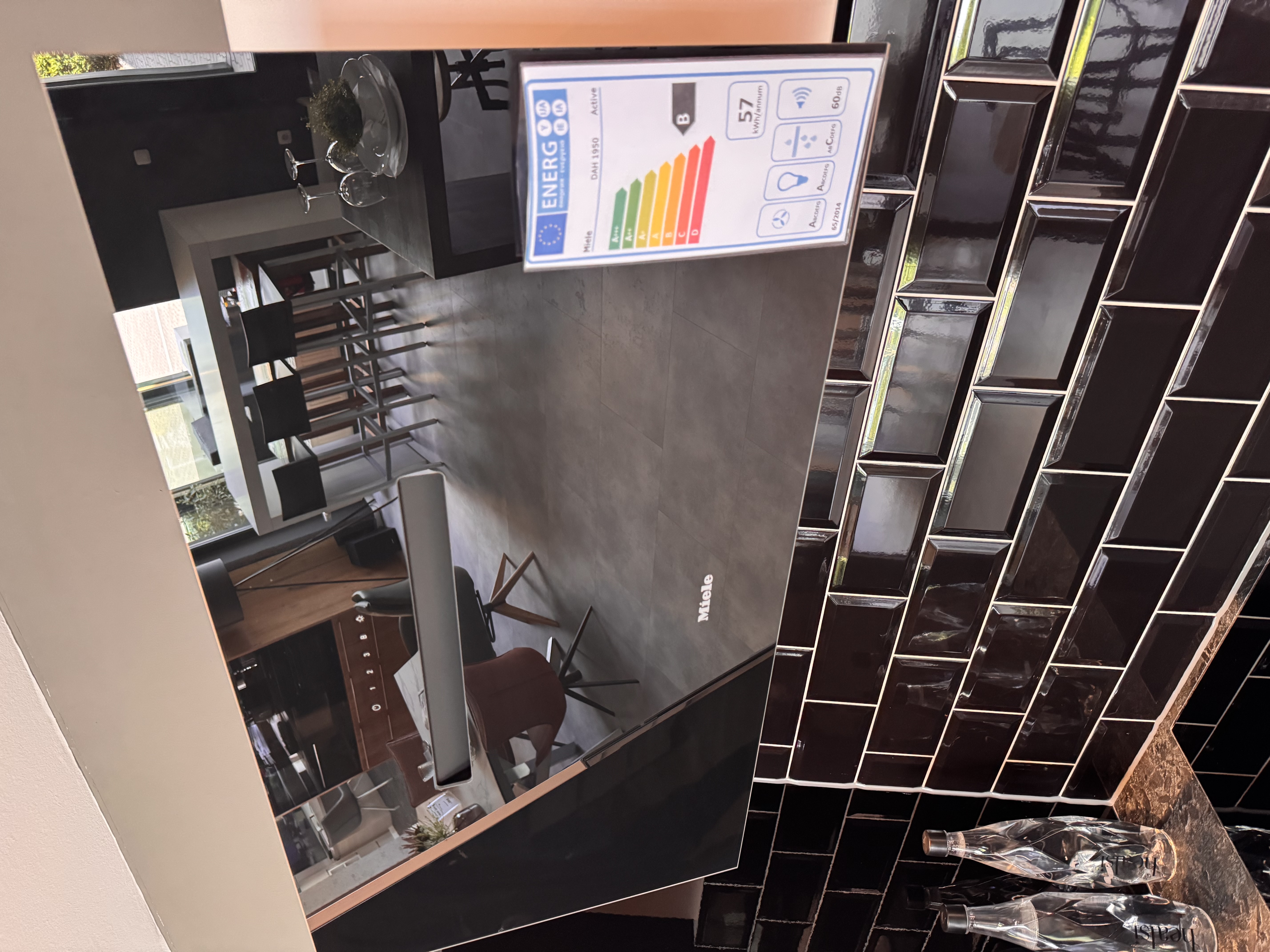 Moderne Brigitte Küchen Musterhaus Ausstellungsküche mit Granit-Arbeitsplatte und Miele Geräten