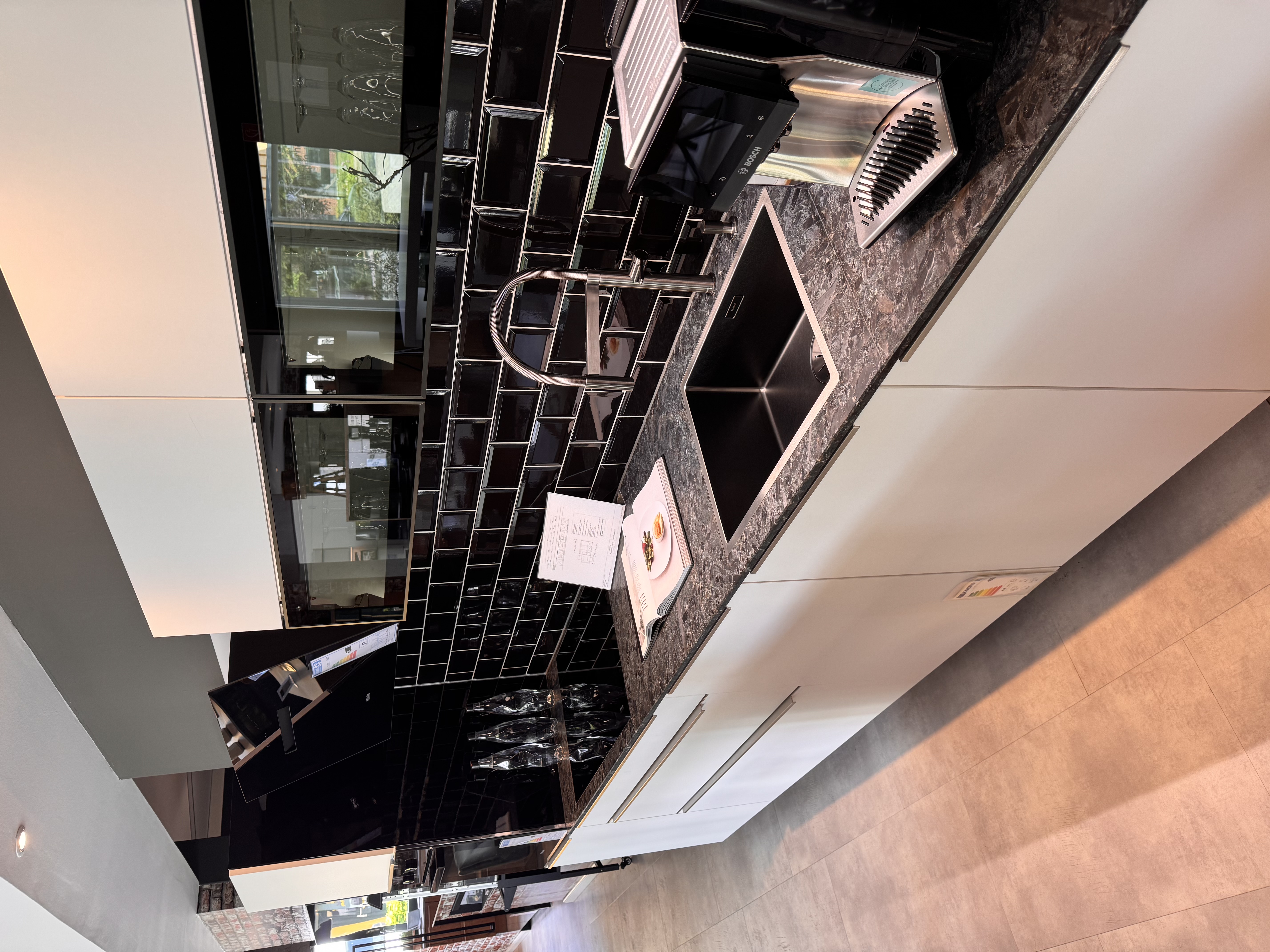 Moderne Brigitte Küchen Musterhaus Ausstellungsküche mit Granit-Arbeitsplatte und Miele Geräten
