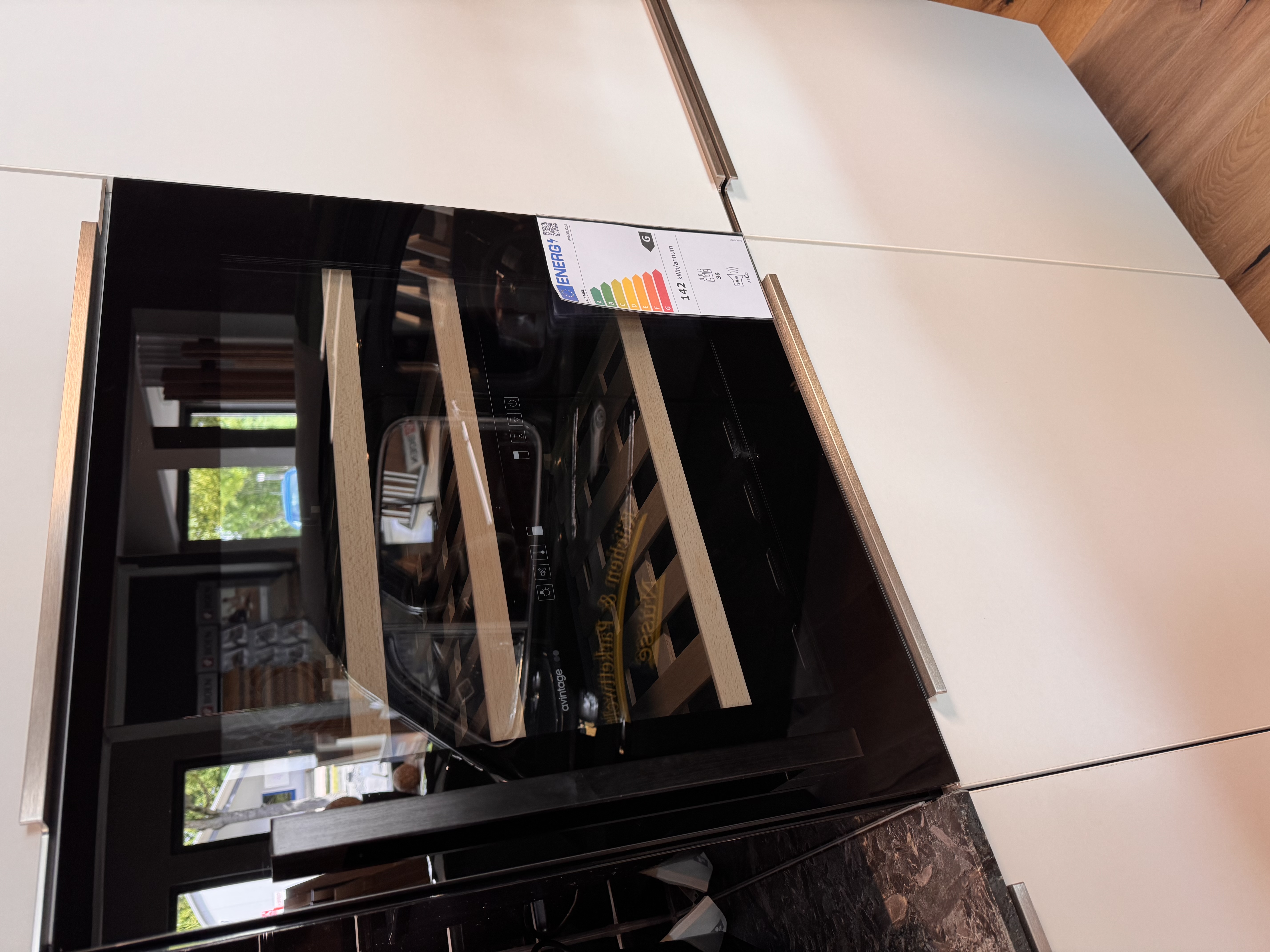 Moderne Brigitte Küchen Musterhaus Ausstellungsküche mit Granit-Arbeitsplatte und Miele Geräten