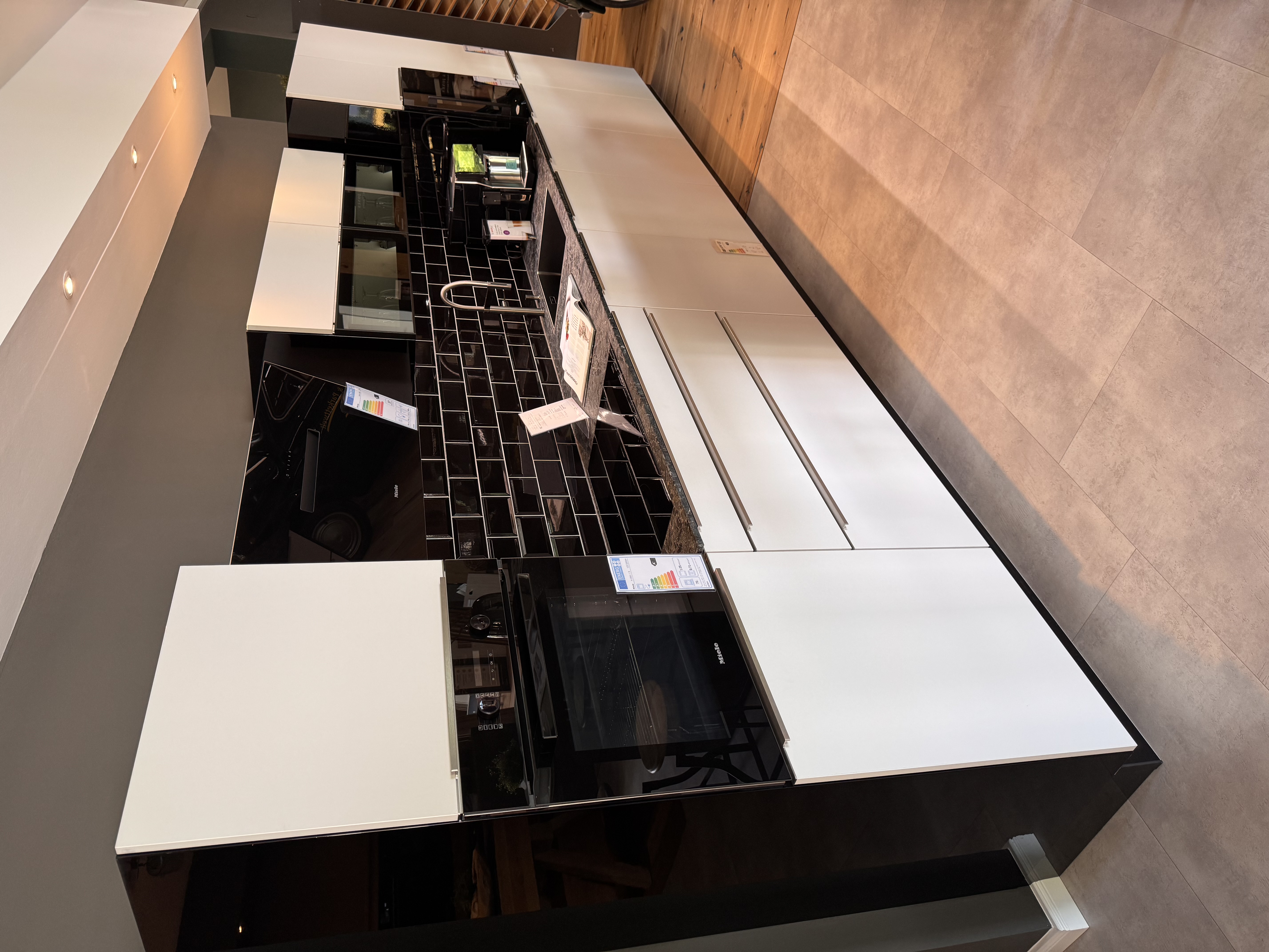 Moderne Brigitte Küchen Musterhaus Ausstellungsküche mit Granit-Arbeitsplatte und Miele Geräten