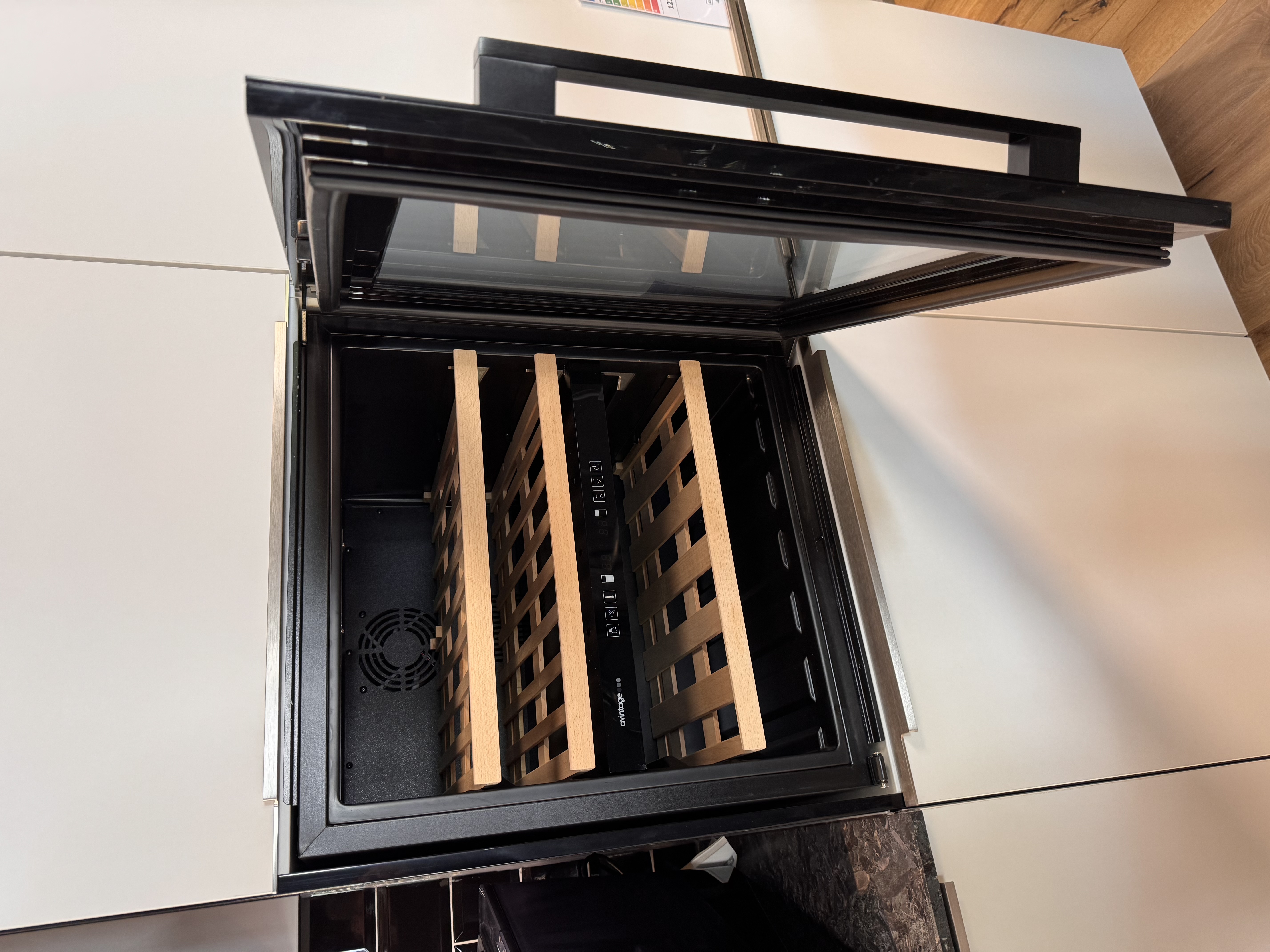 Moderne Brigitte Küchen Musterhaus Ausstellungsküche mit Granit-Arbeitsplatte und Miele Geräten