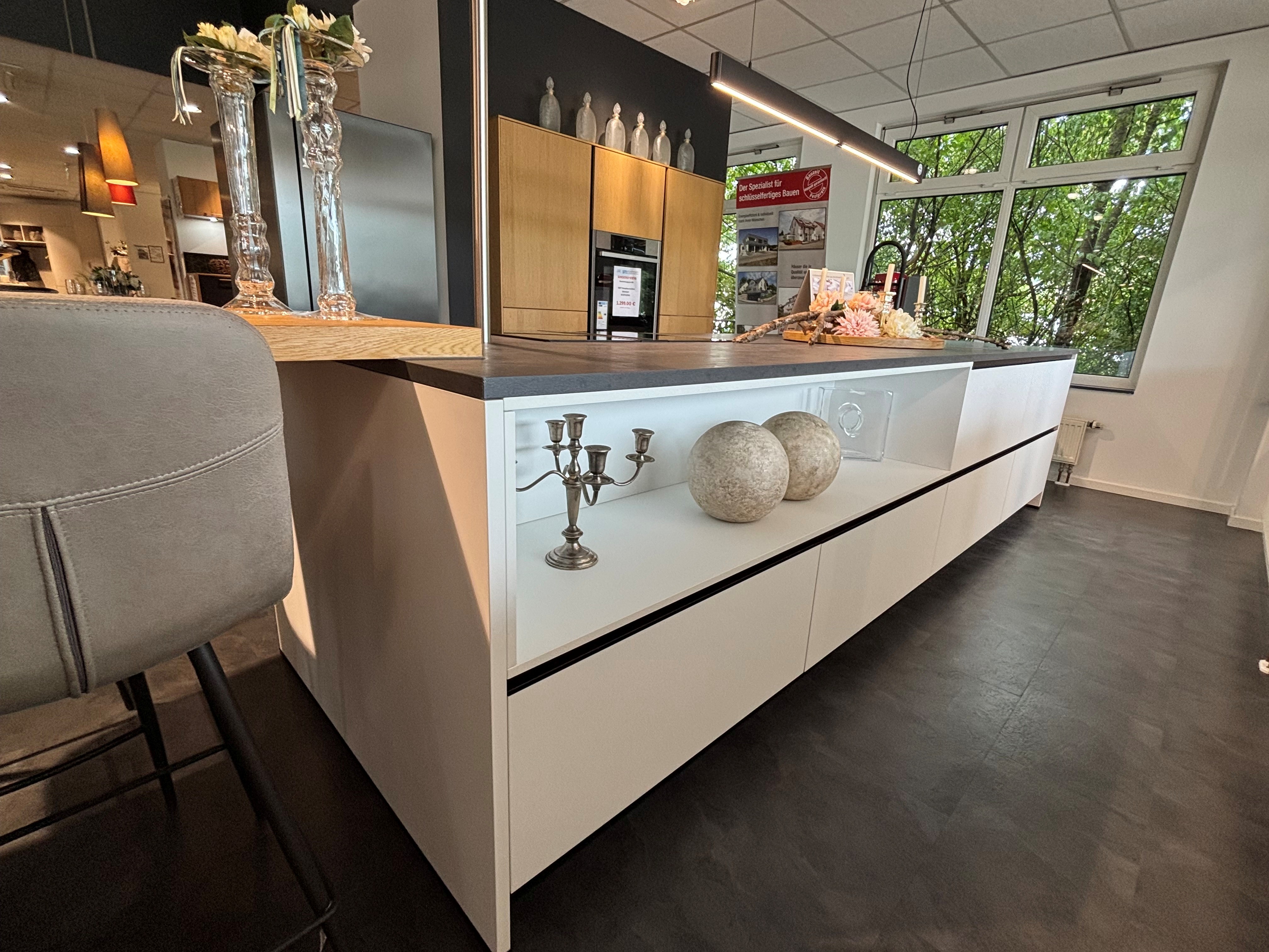 Inspirierend und offen: Zeitloses kristallweiß mit eleganter Eiche