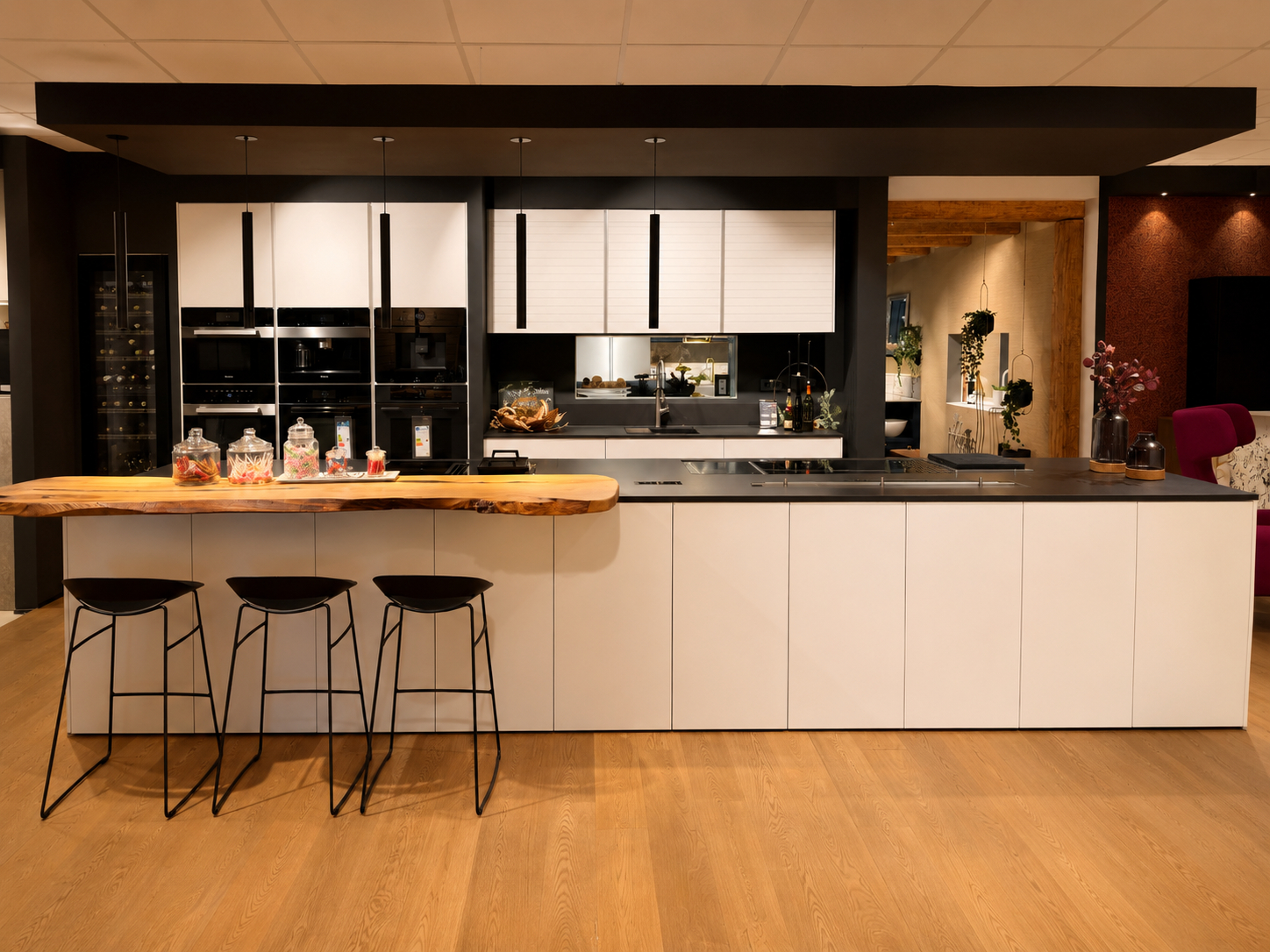 Musterküche zum Abverkauf: Preisgekrönte XXL-Küche sucht neues Zuhause – Mit Ethanolfeuer, Dekton-Arbeitsplatte & einzigartiger Bartheke aus Ulme