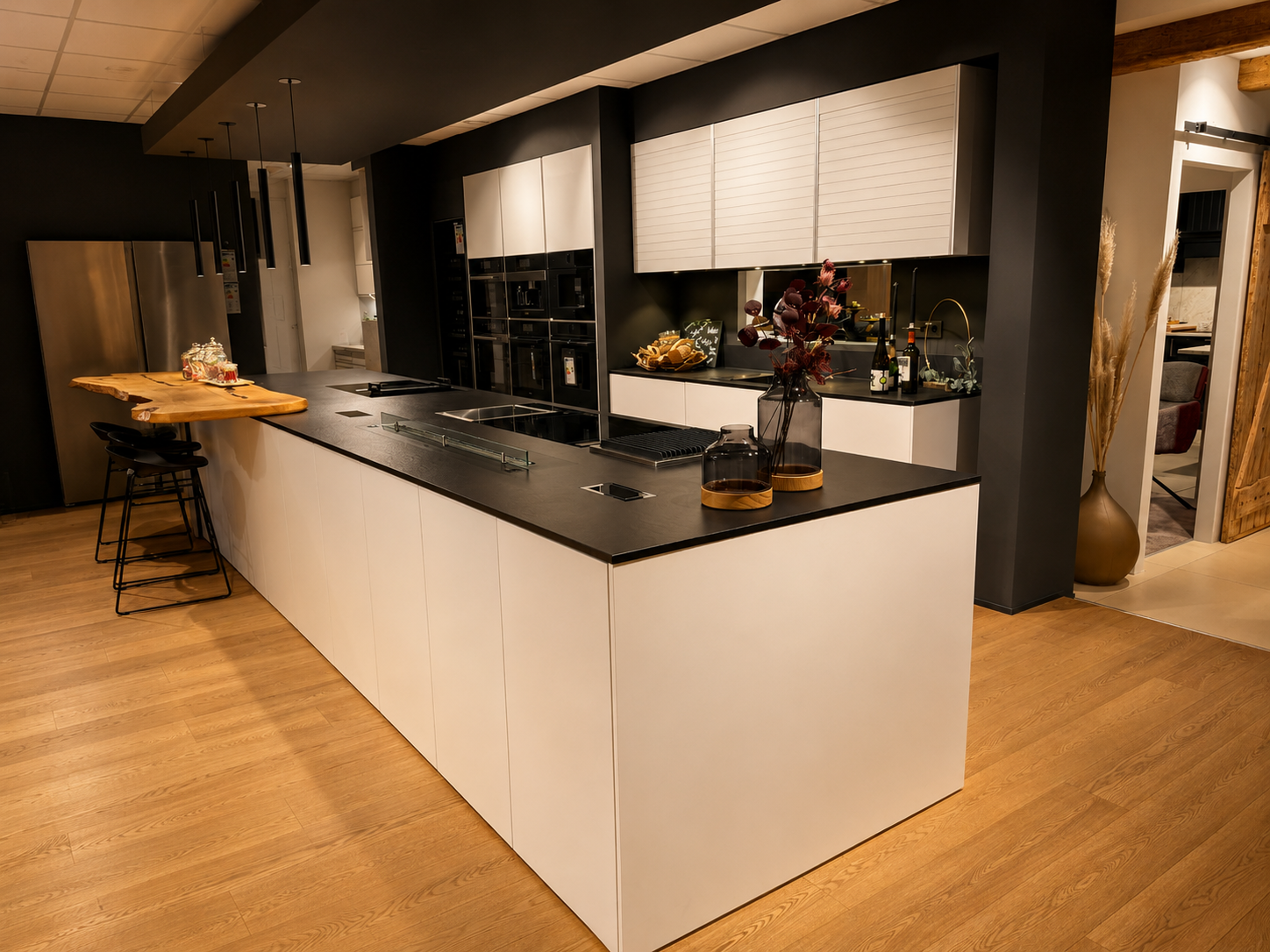 Musterküche zum Abverkauf: Preisgekrönte XXL-Küche sucht neues Zuhause – Mit Ethanolfeuer, Dekton-Arbeitsplatte & einzigartiger Bartheke aus Ulme
