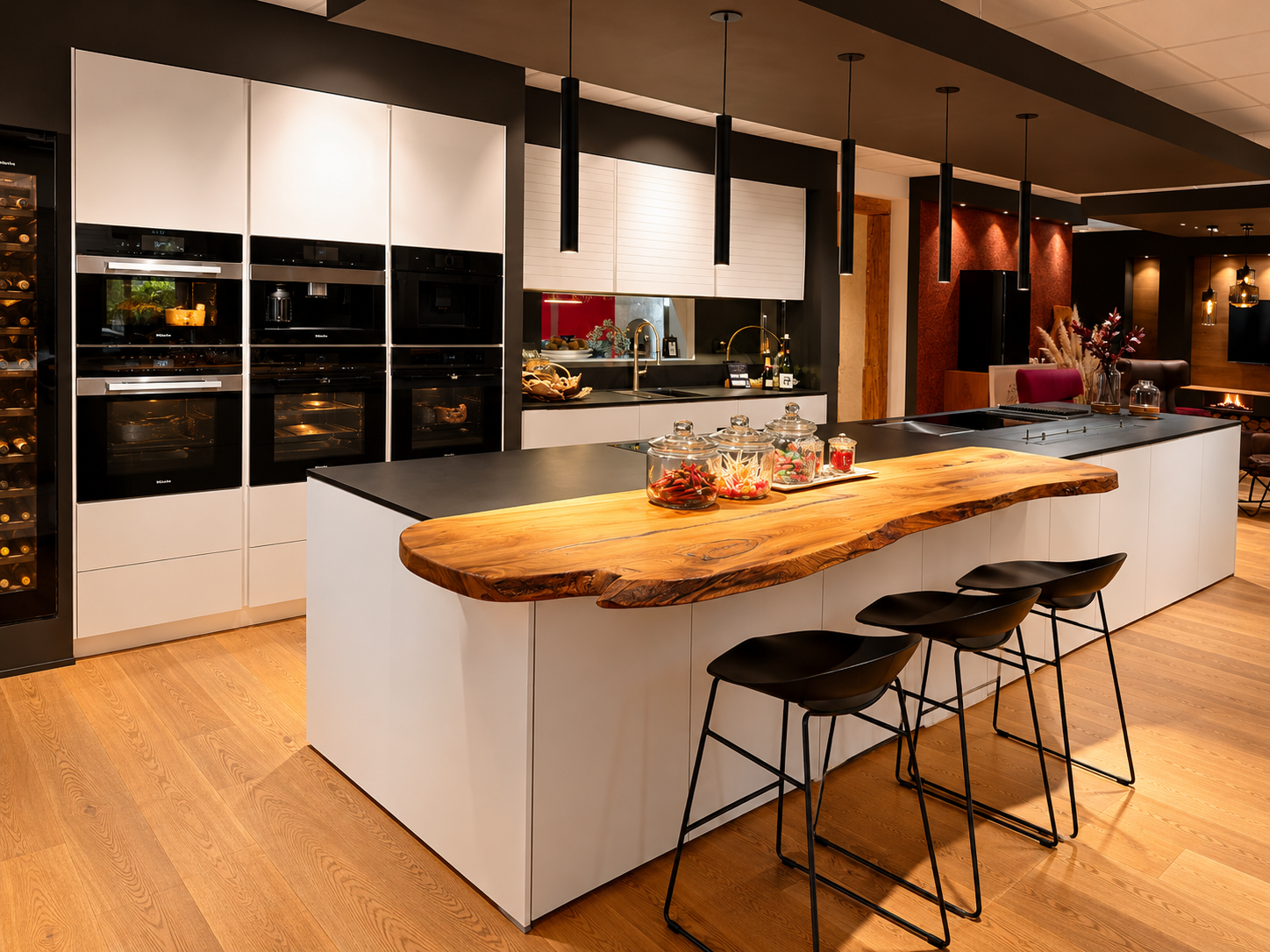 Musterküche zum Abverkauf: Preisgekrönte XXL-Küche sucht neues Zuhause – Mit Ethanolfeuer, Dekton-Arbeitsplatte & einzigartiger Bartheke aus Ulme