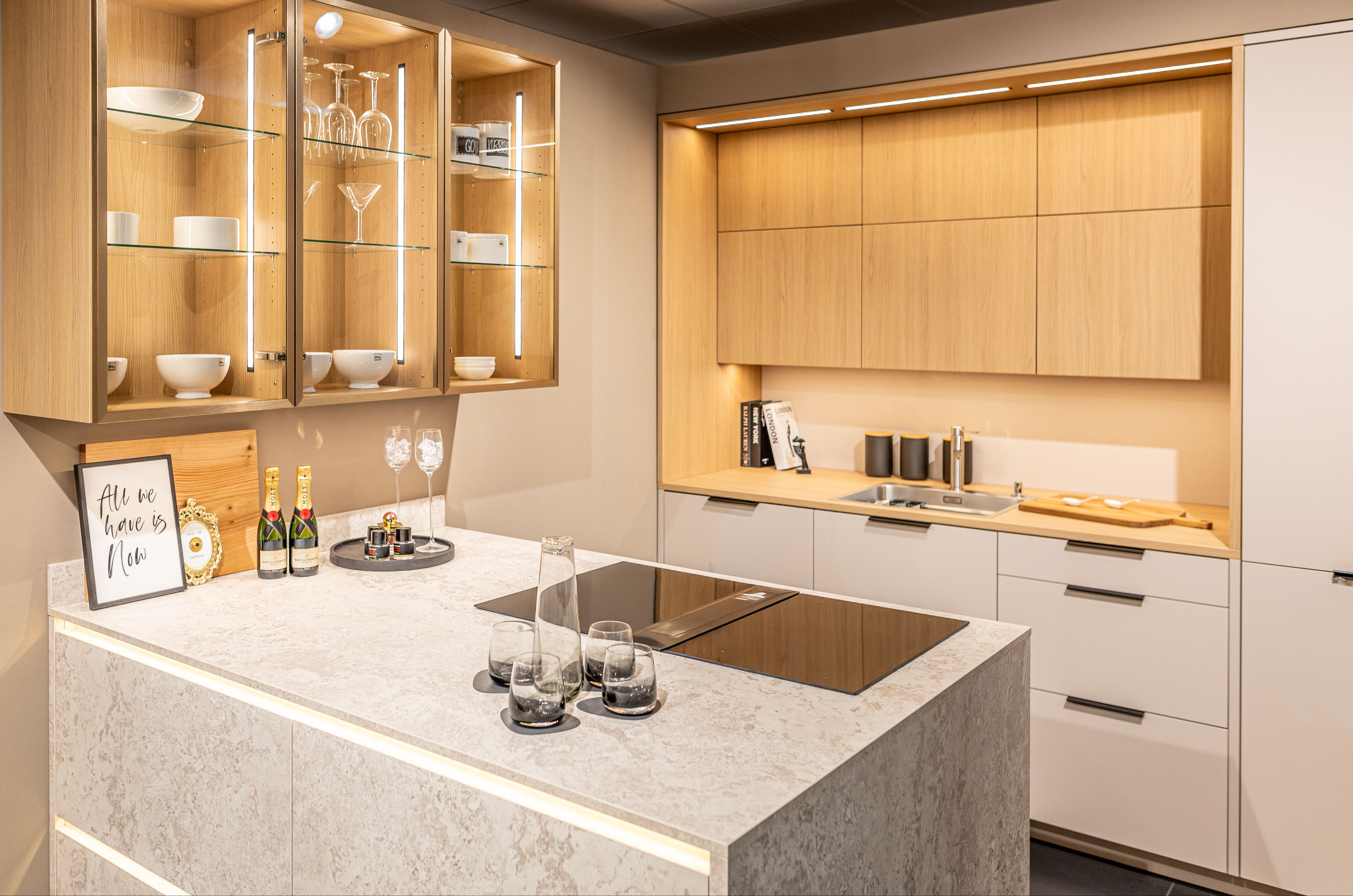 Moderne Häcker Designküche 2025 in Kaschmir – aktuelle Trendfarbe mit hochwertiger Ausstattung