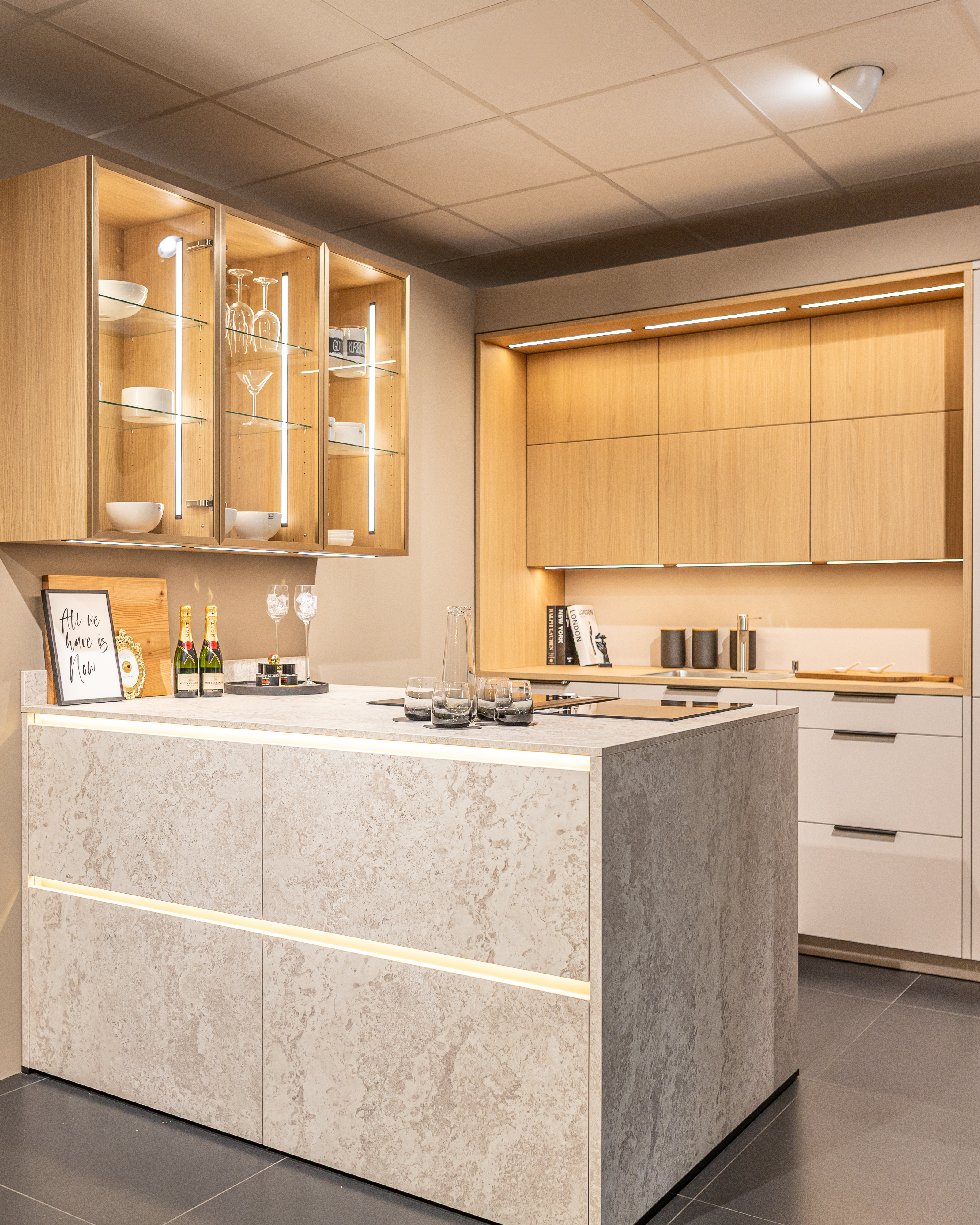 Moderne Häcker Designküche 2025 in Kaschmir – aktuelle Trendfarbe mit hochwertiger Ausstattung