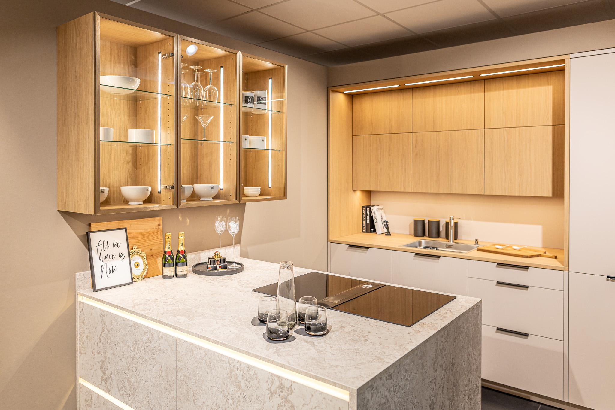 Moderne Häcker Designküche 2025 in Kaschmir – aktuelle Trendfarbe mit hochwertiger Ausstattung