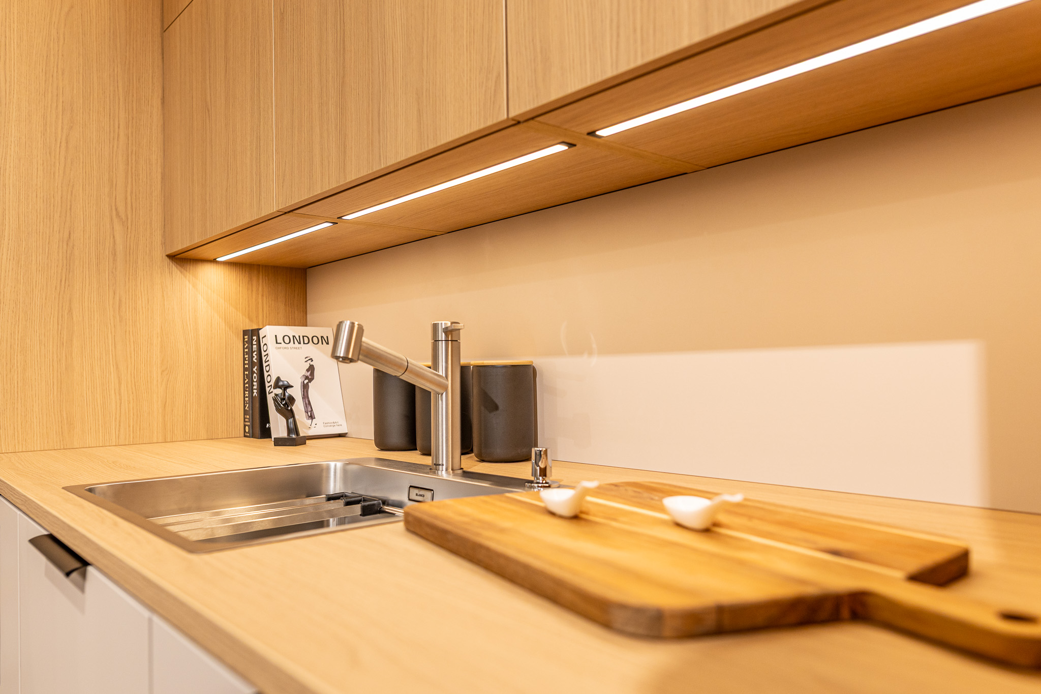 Moderne Häcker Designküche 2025 in Kaschmir – aktuelle Trendfarbe mit hochwertiger Ausstattung