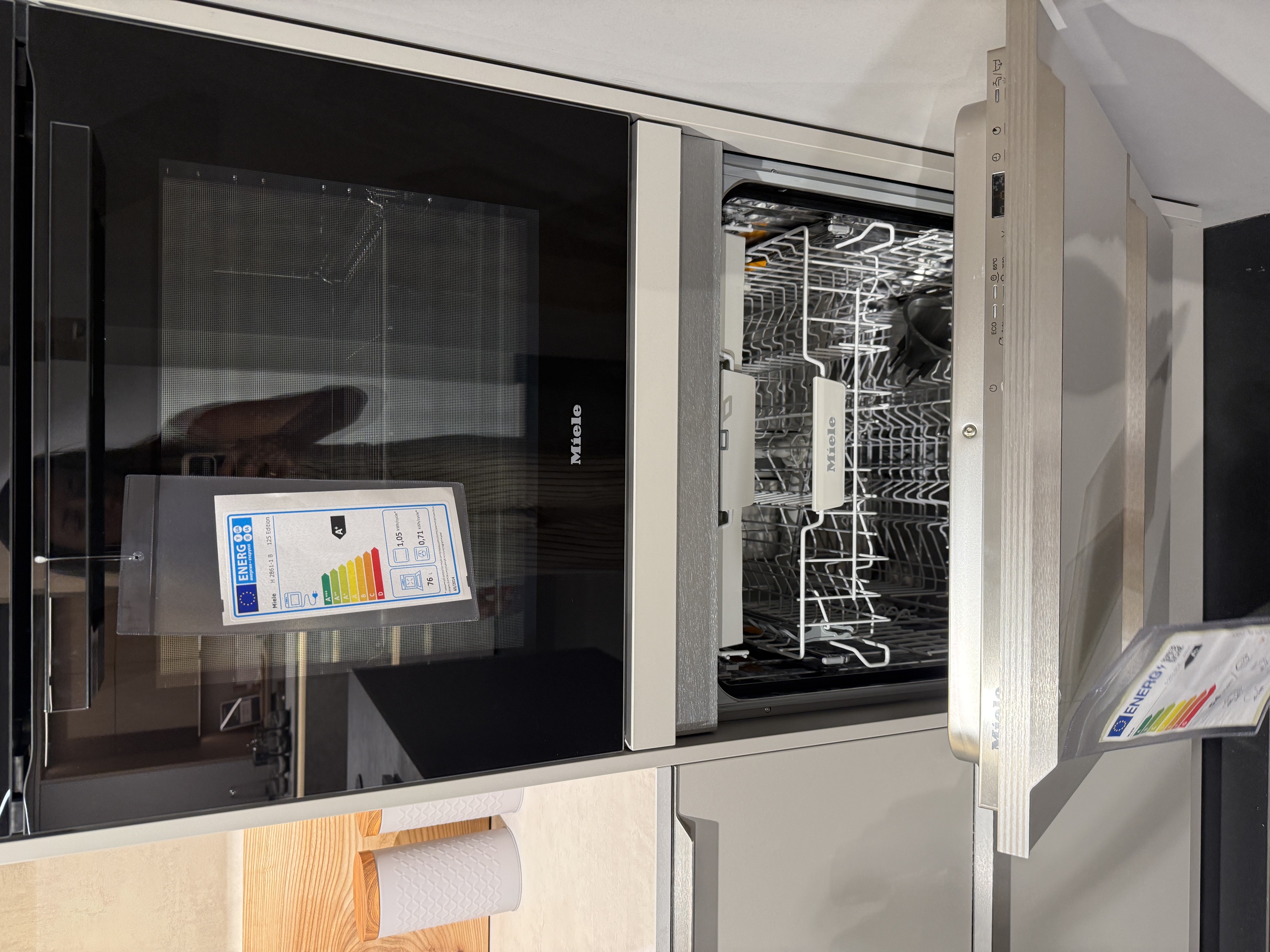 Exklusive Häcker Ausstellungsküche in Steinbeige (2026) – Designhighlight mit Miele-Geräten & einzigartiger Rundinsel
