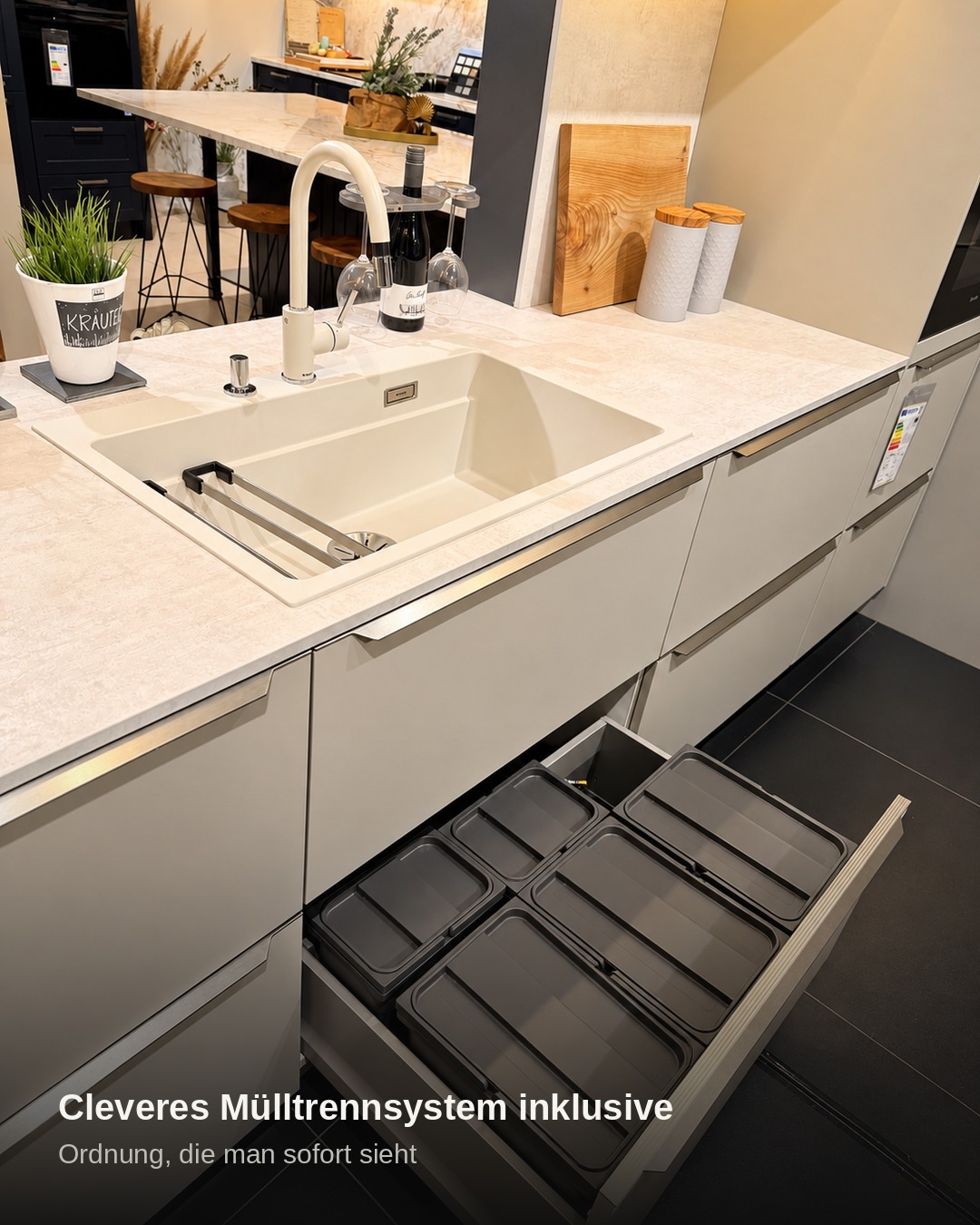 Exklusive Häcker Ausstellungsküche in Steinbeige (2026) – Designhighlight mit Miele-Geräten & einzigartiger Rundinsel