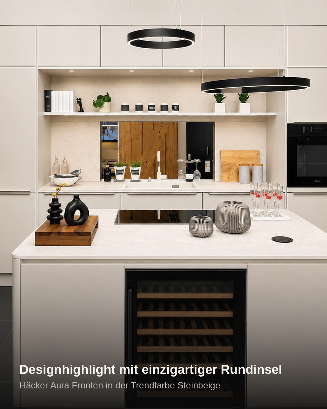 Exklusive Häcker Ausstellungsküche in Steinbeige (2026) – Designhighlight mit Miele-Geräten & einzigartiger Rundinsel