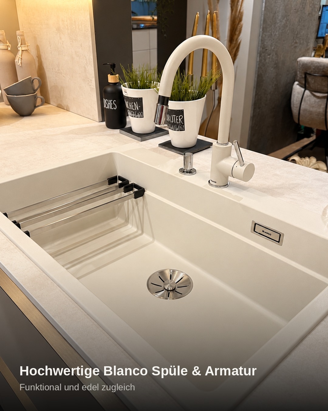 Exklusive Häcker Ausstellungsküche in Steinbeige (2026) – Designhighlight mit Miele-Geräten & einzigartiger Rundinsel