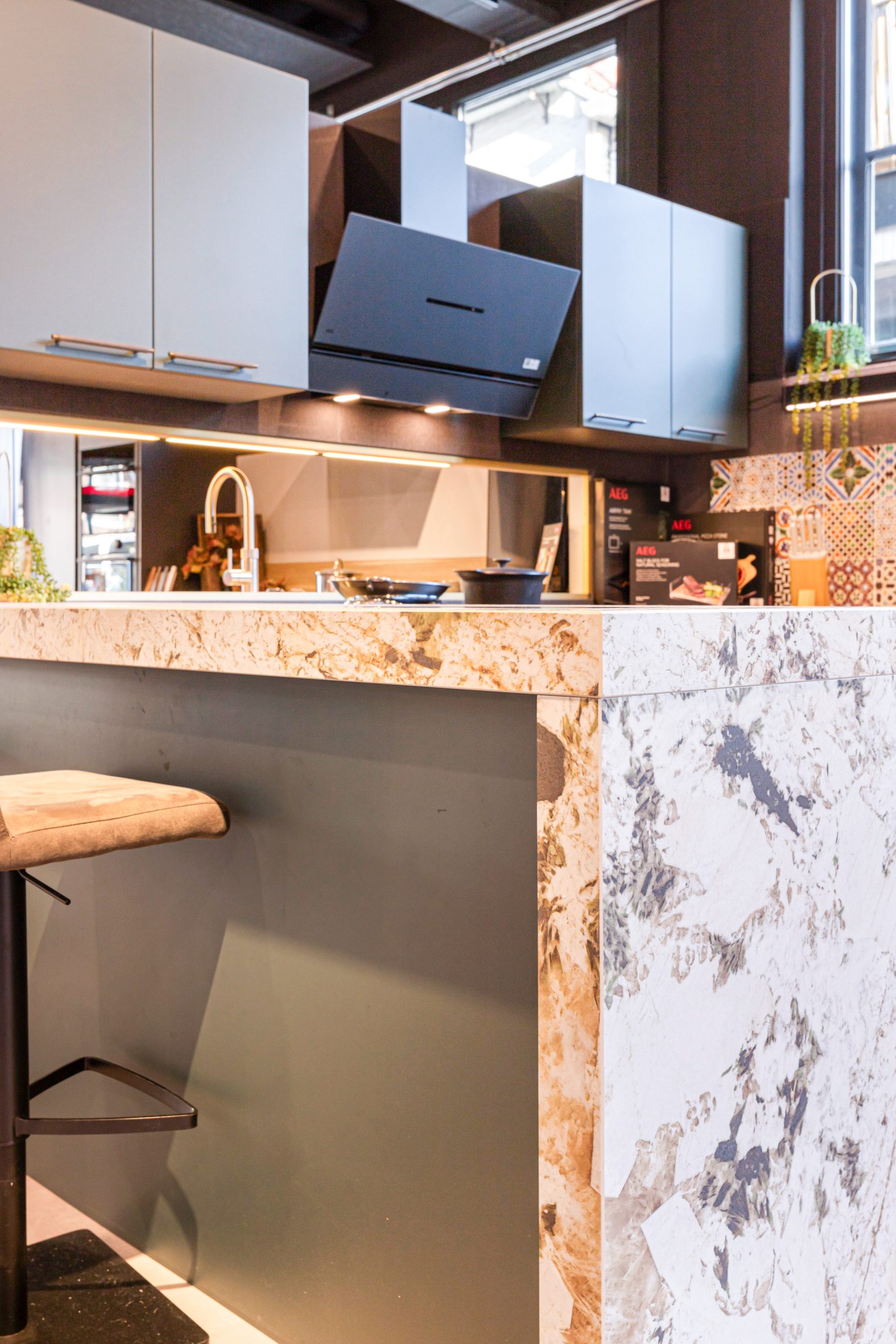 Keuken showroom (nieuw) U model met bar