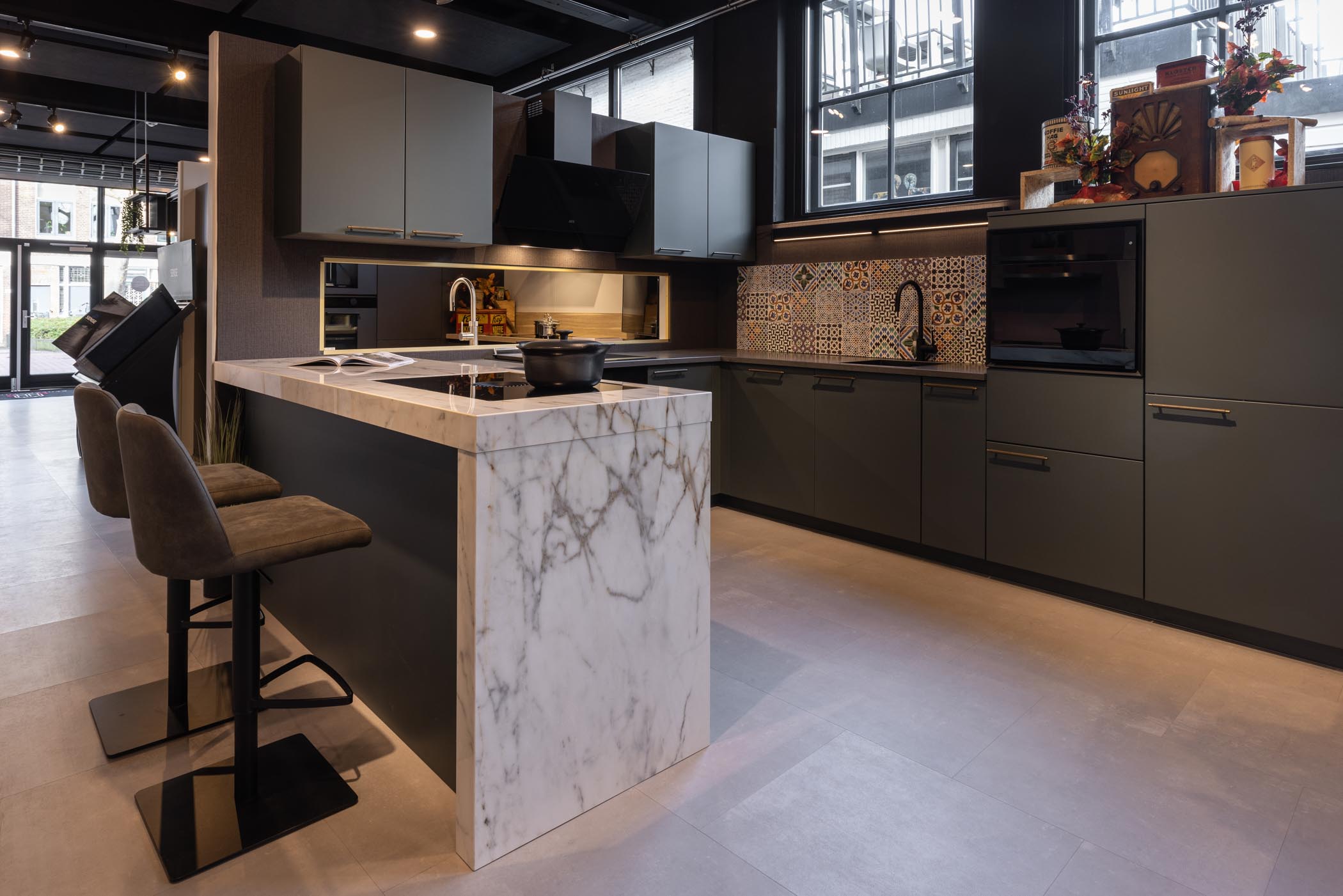Keuken showroom (nieuw) U model met bar