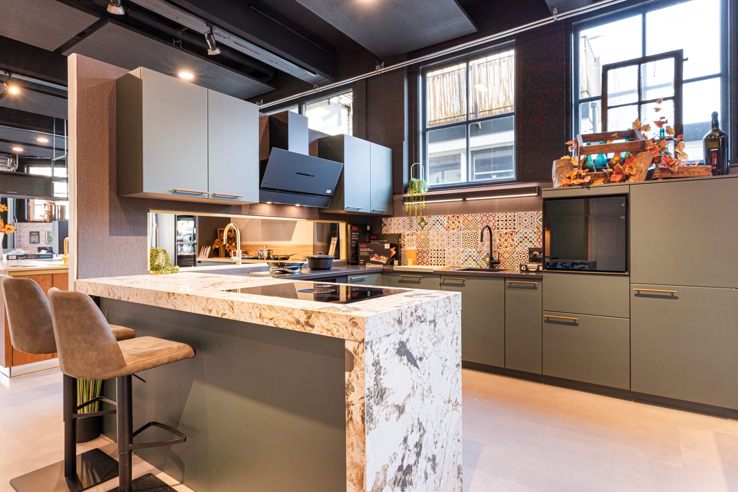 Keuken showroom (nieuw) U model met bar