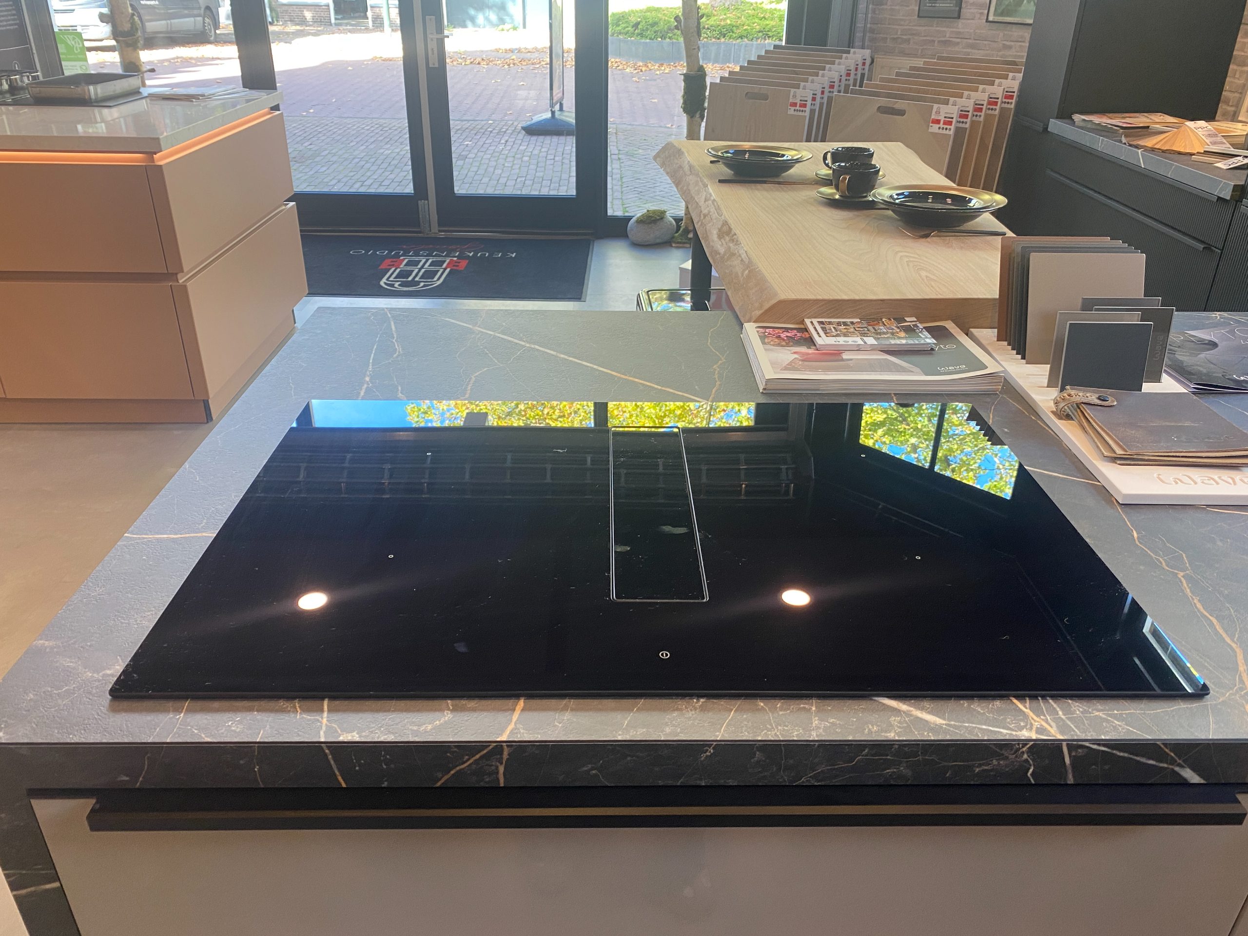 Showroom keuken eiland met kastenwand