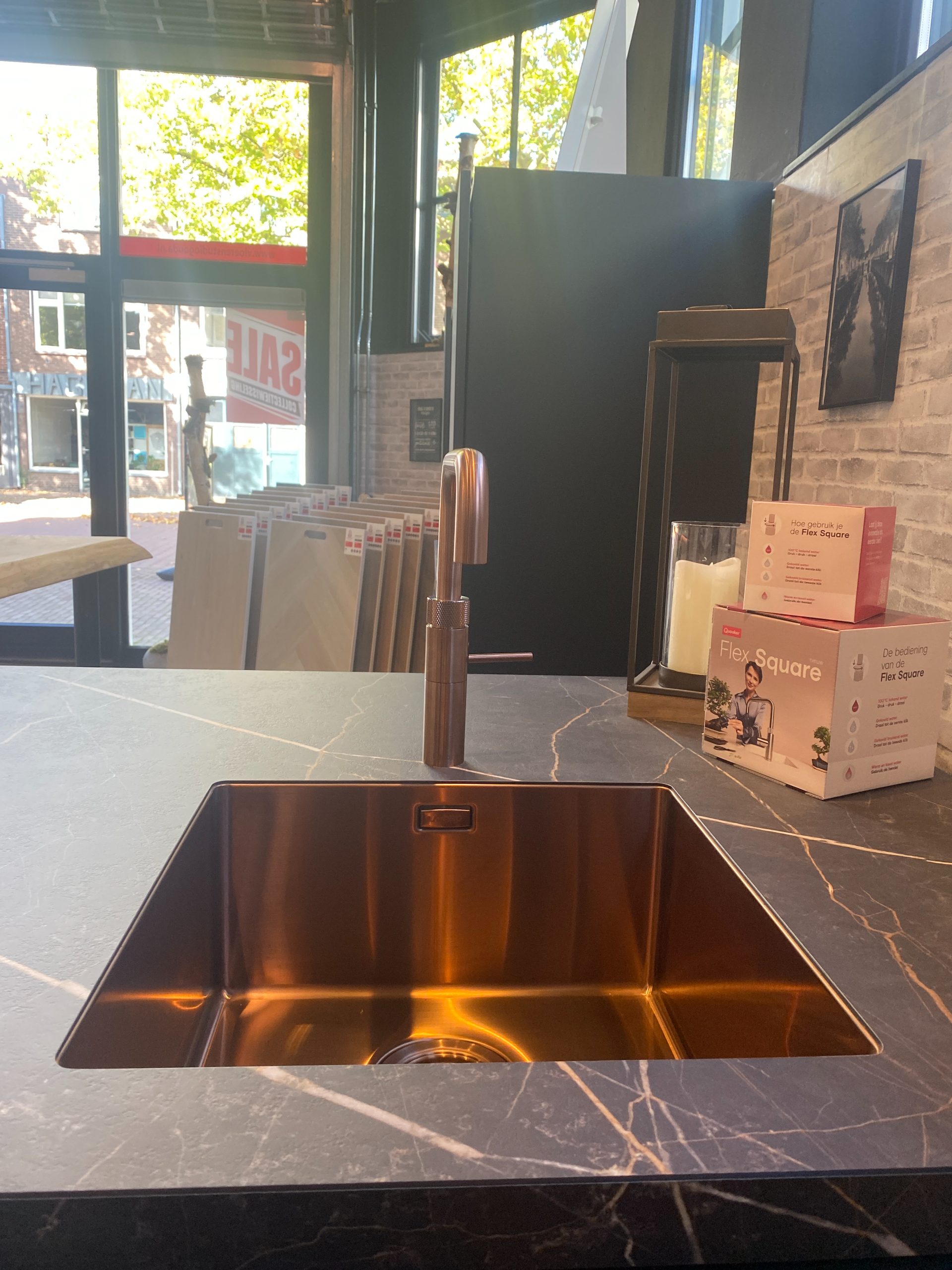 Showroom keuken eiland met kastenwand