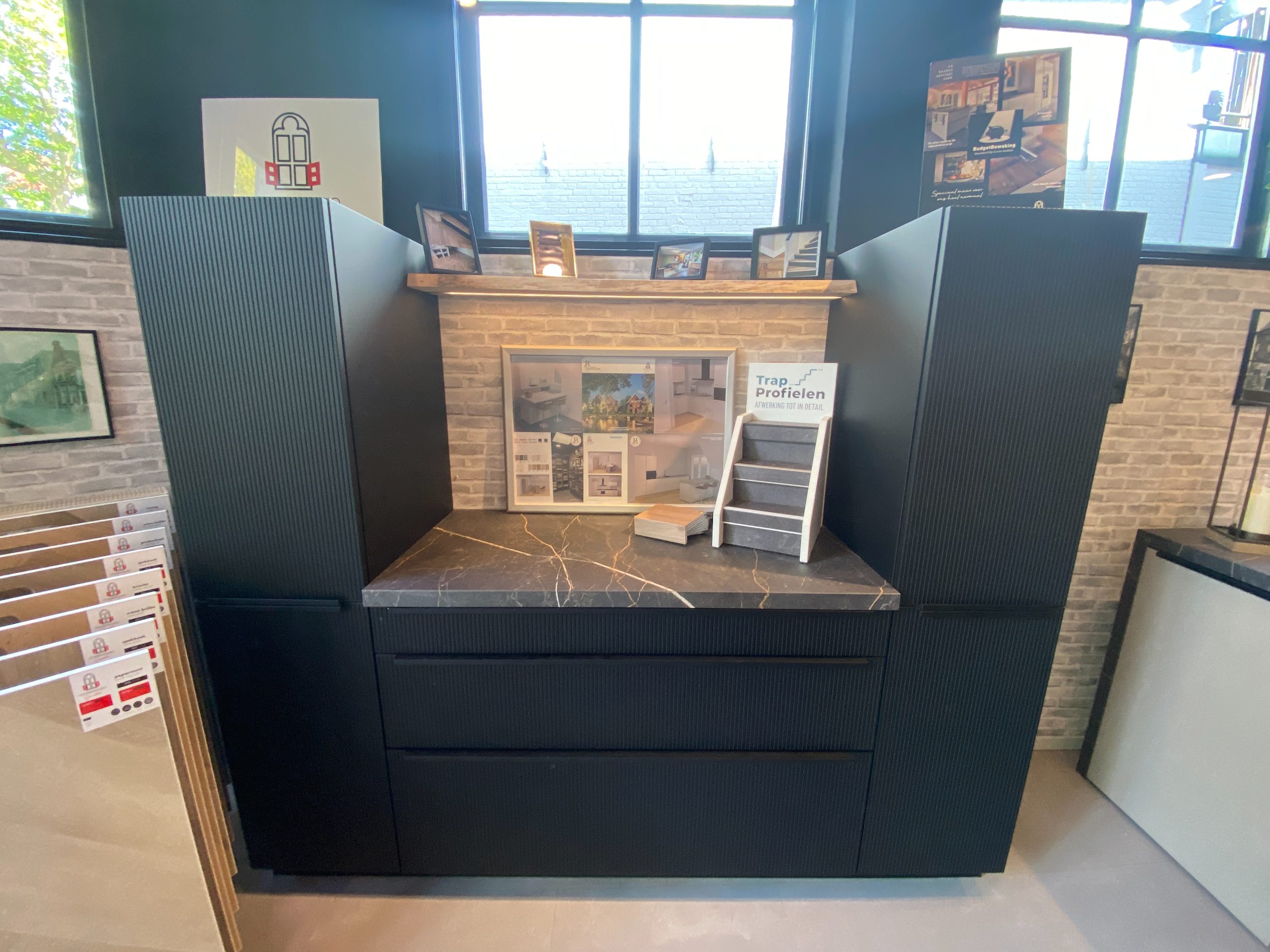 Showroom keuken eiland met kastenwand