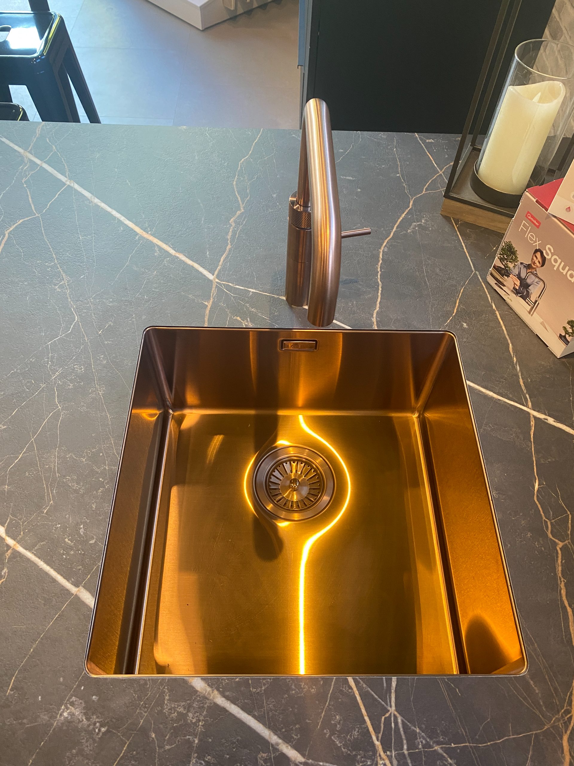 Showroom keuken eiland met kastenwand