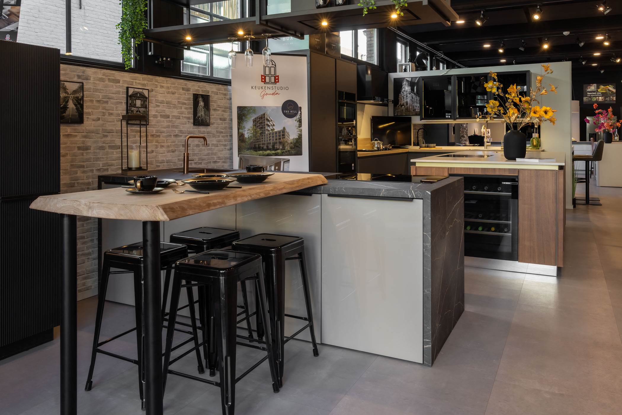 Showroom keuken eiland met kastenwand