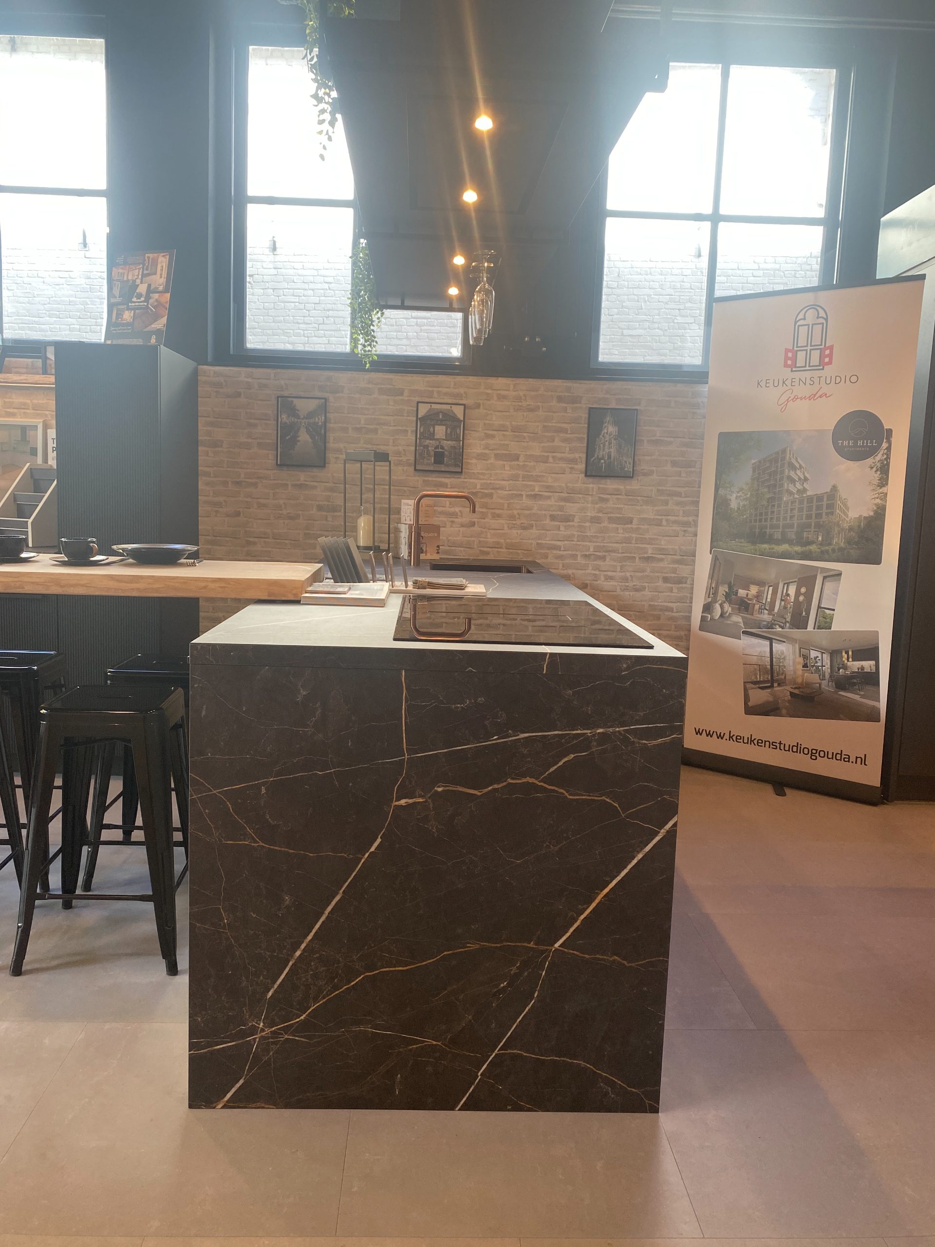 Showroom keuken eiland met kastenwand
