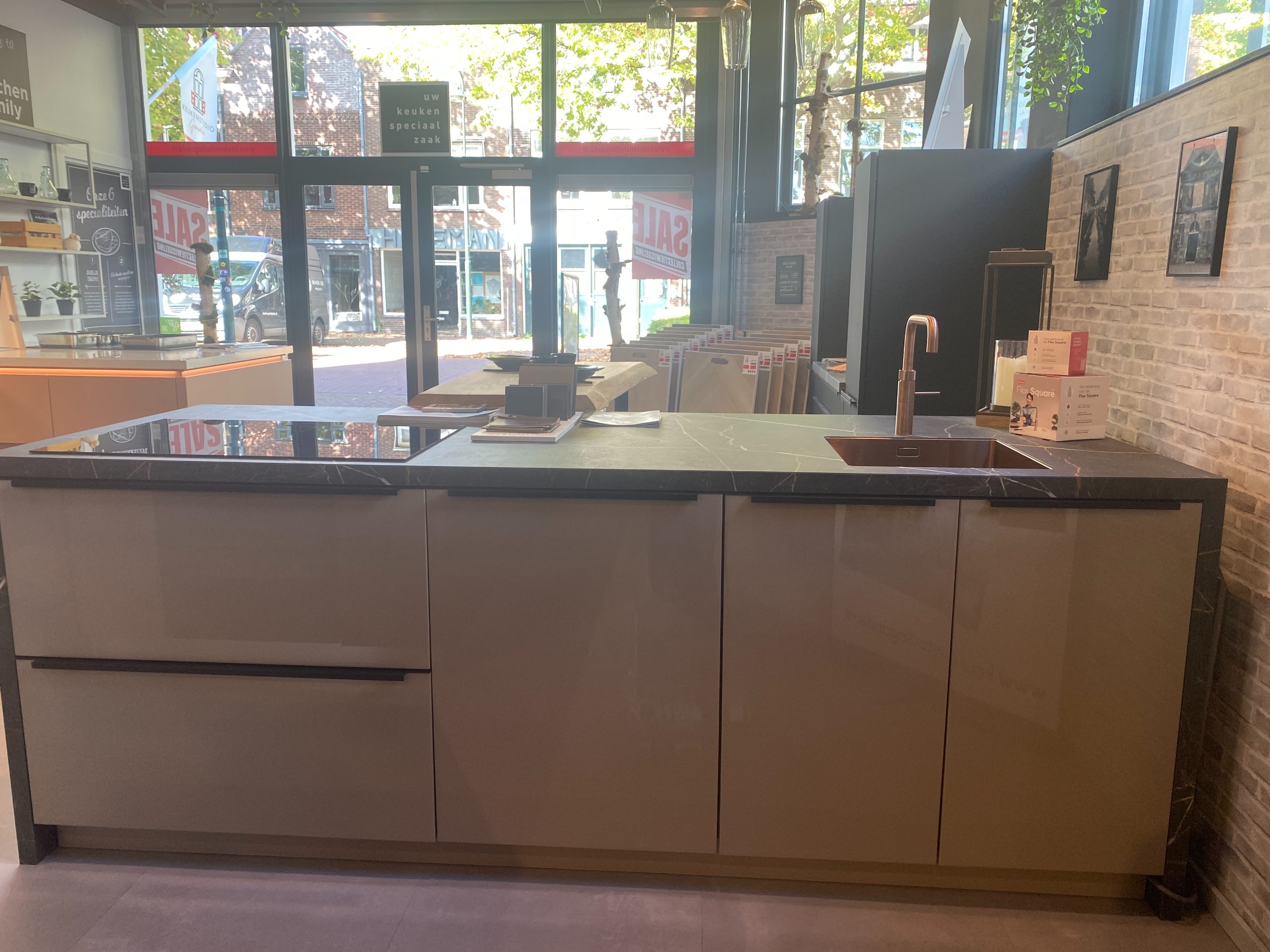 Showroom keuken eiland met kastenwand