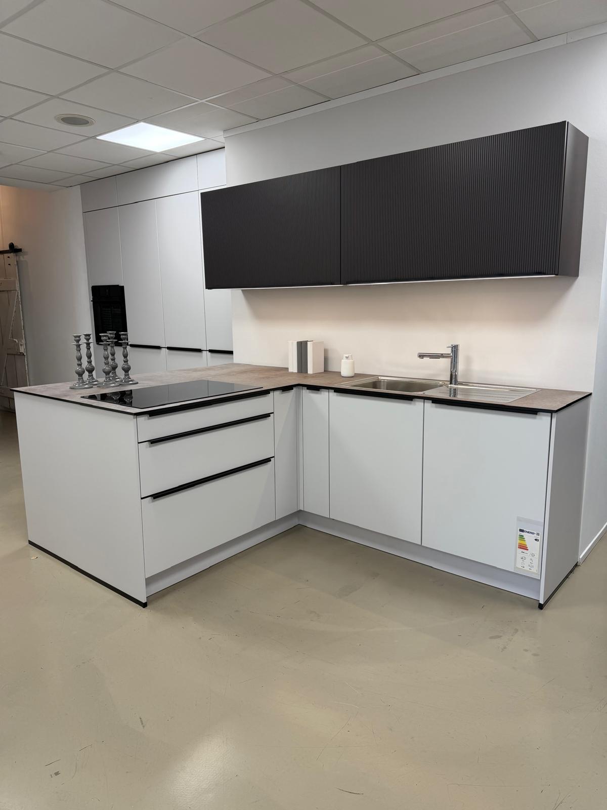 Moderne Küche im Farbton Moonlight Grey Seidenmatt lackiert