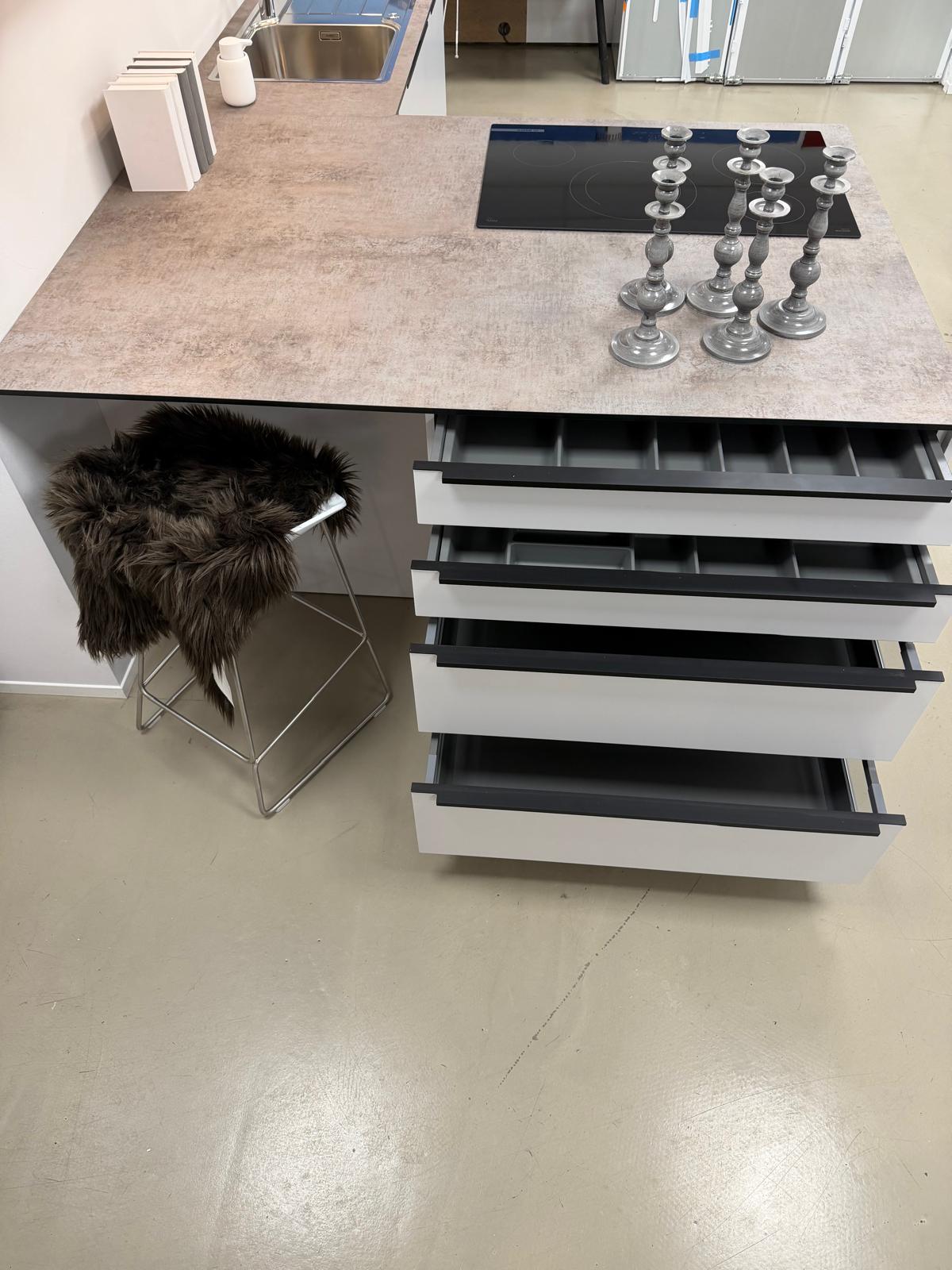 Moderne Küche im Farbton Moonlight Grey Seidenmatt lackiert