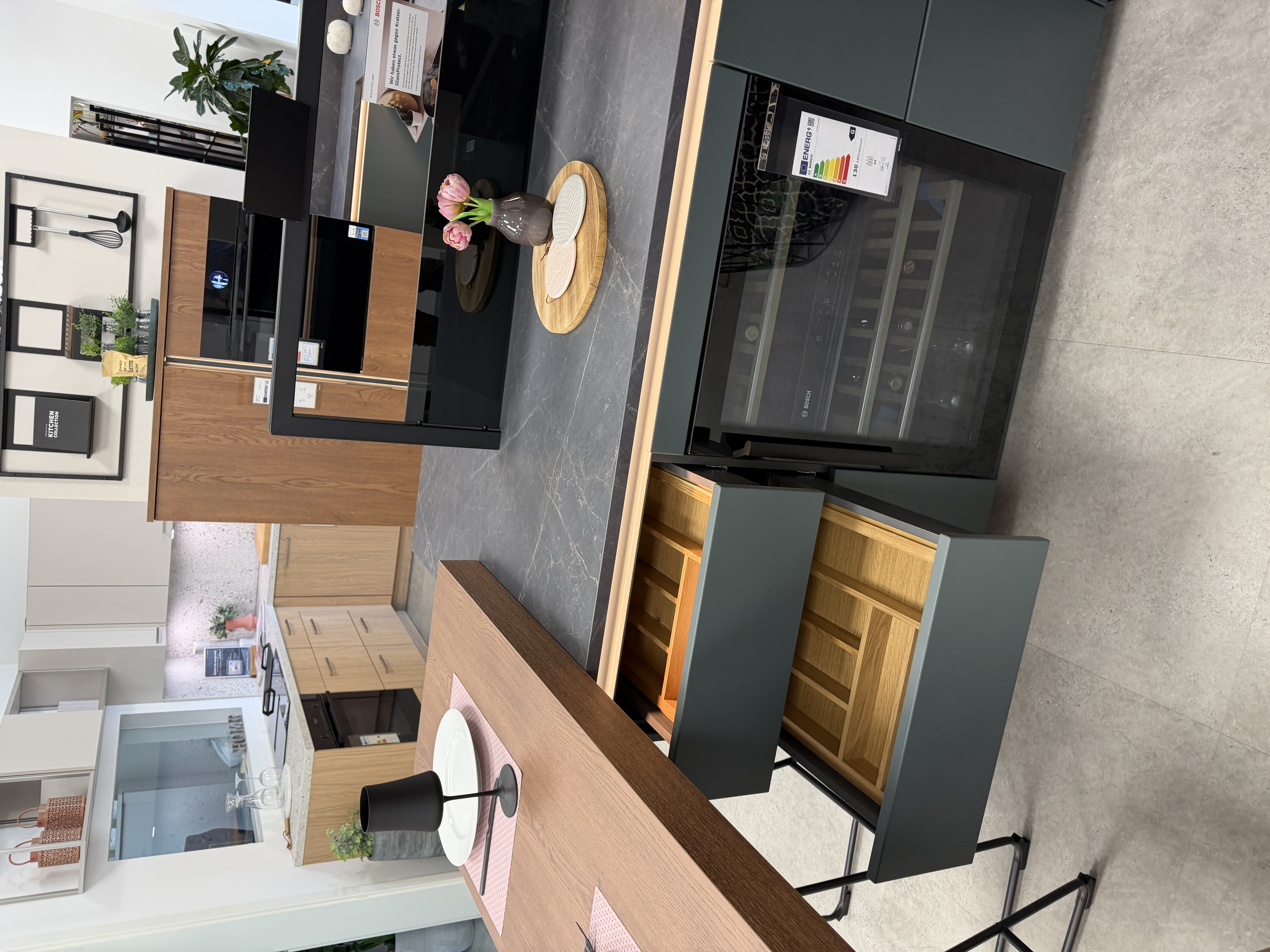 Küche in Blackgreen mit Eiche Cognac – modernes Design mit wohnlichem Charakter