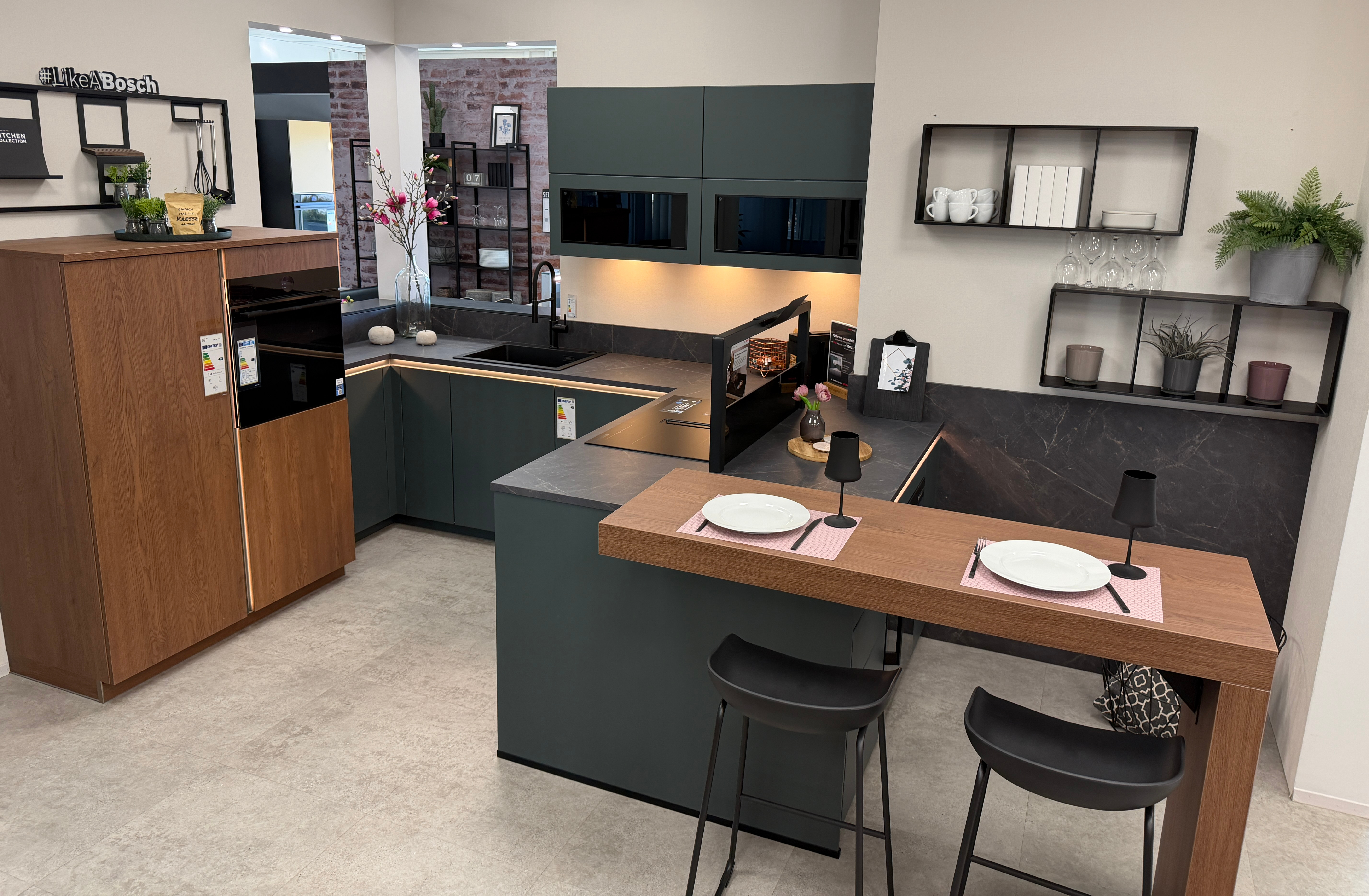 Küche in Blackgreen mit Eiche Cognac – modernes Design mit wohnlichem Charakter