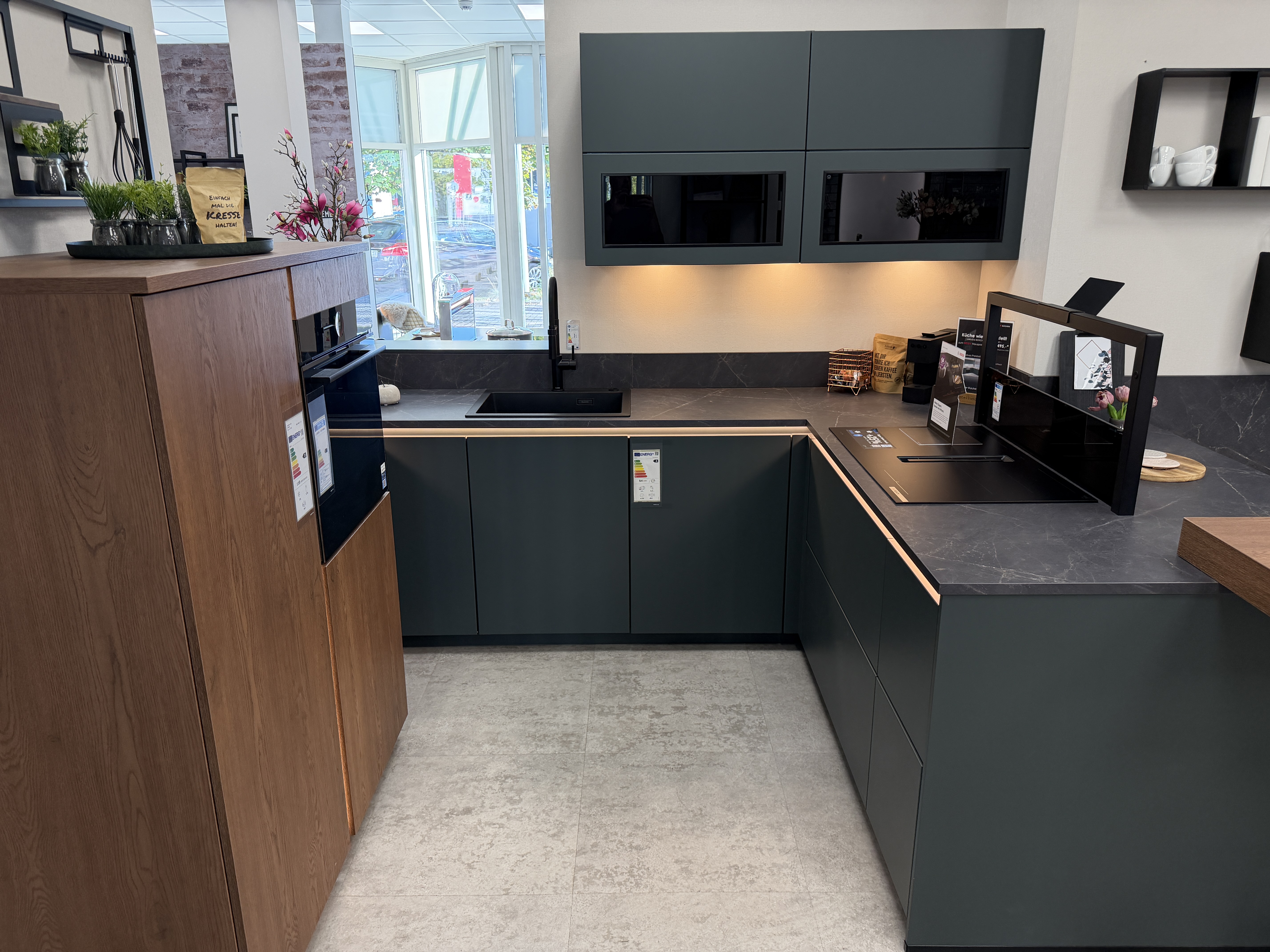 Küche in Blackgreen mit Eiche Cognac – modernes Design mit wohnlichem Charakter