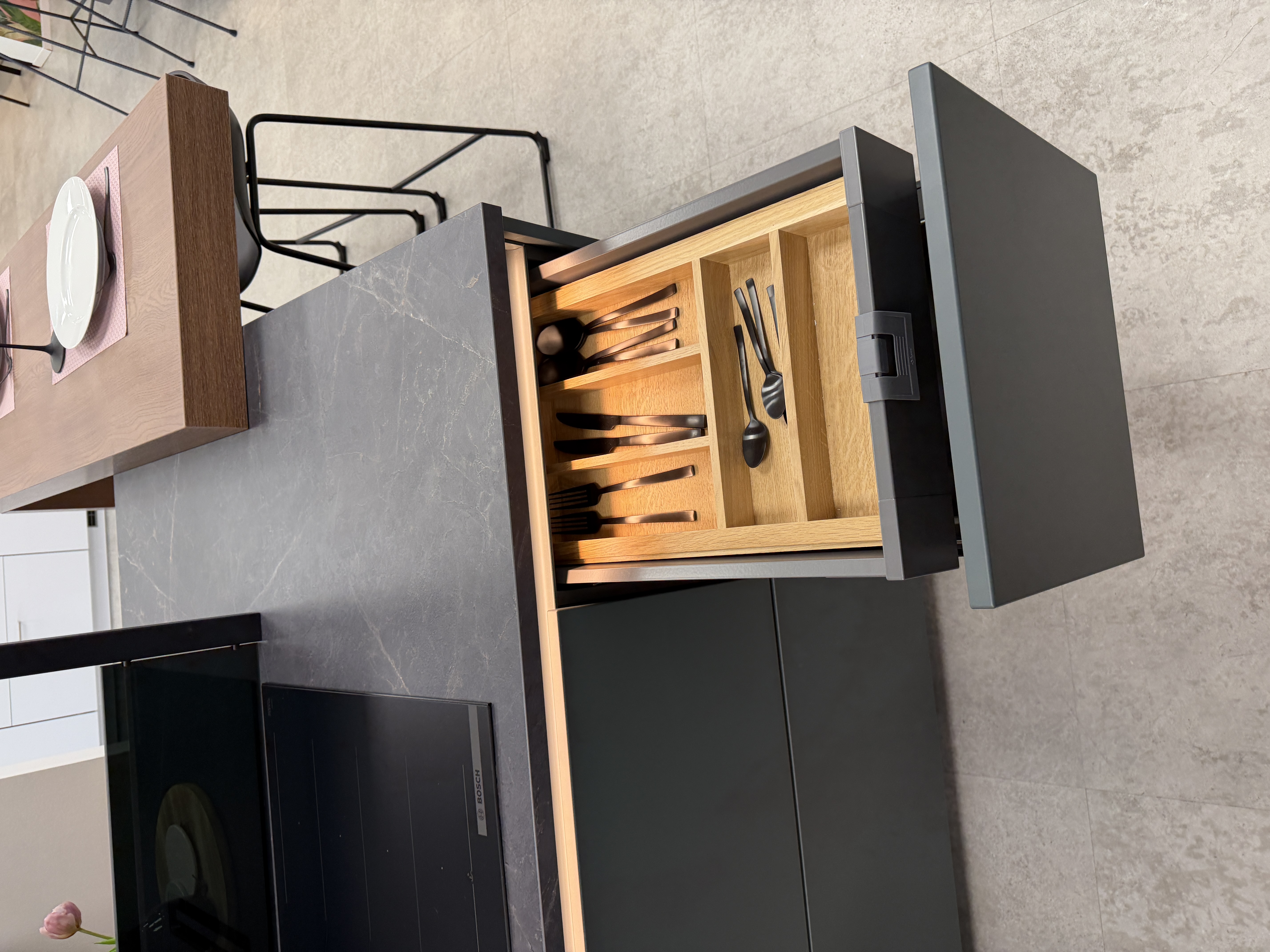 Küche in Blackgreen mit Eiche Cognac – modernes Design mit wohnlichem Charakter