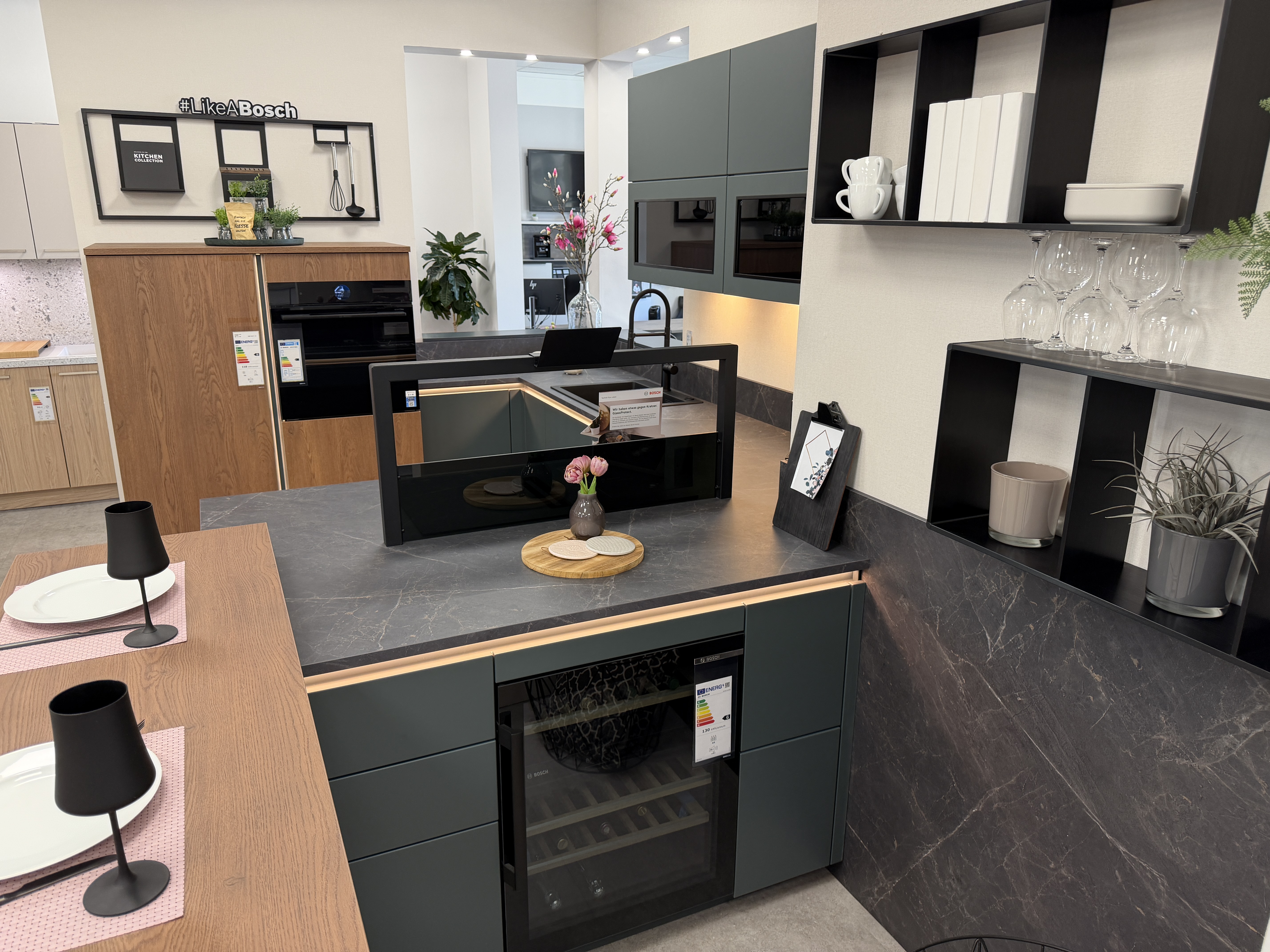 Küche in Blackgreen mit Eiche Cognac – modernes Design mit wohnlichem Charakter