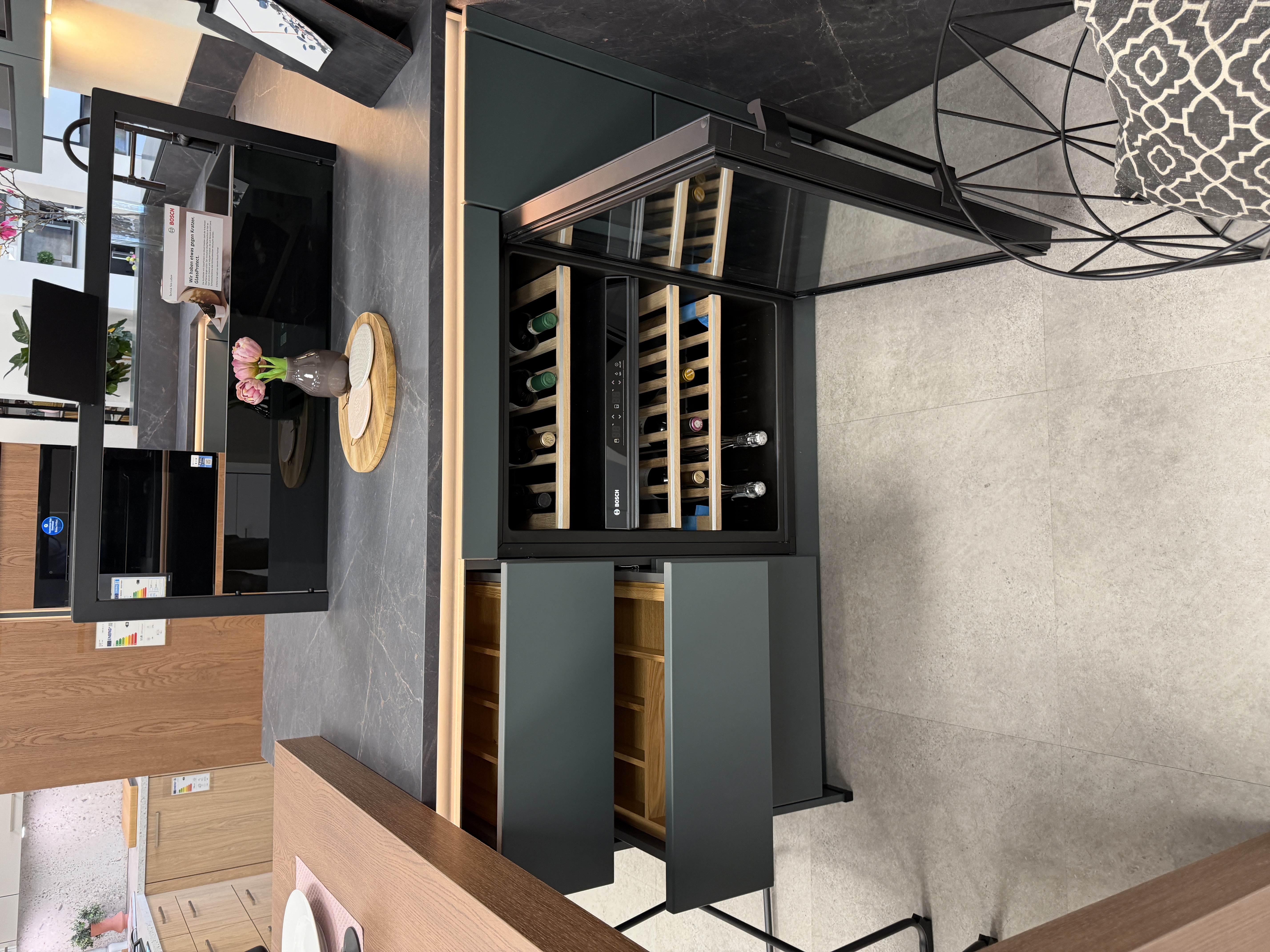 Küche in Blackgreen mit Eiche Cognac – modernes Design mit wohnlichem Charakter