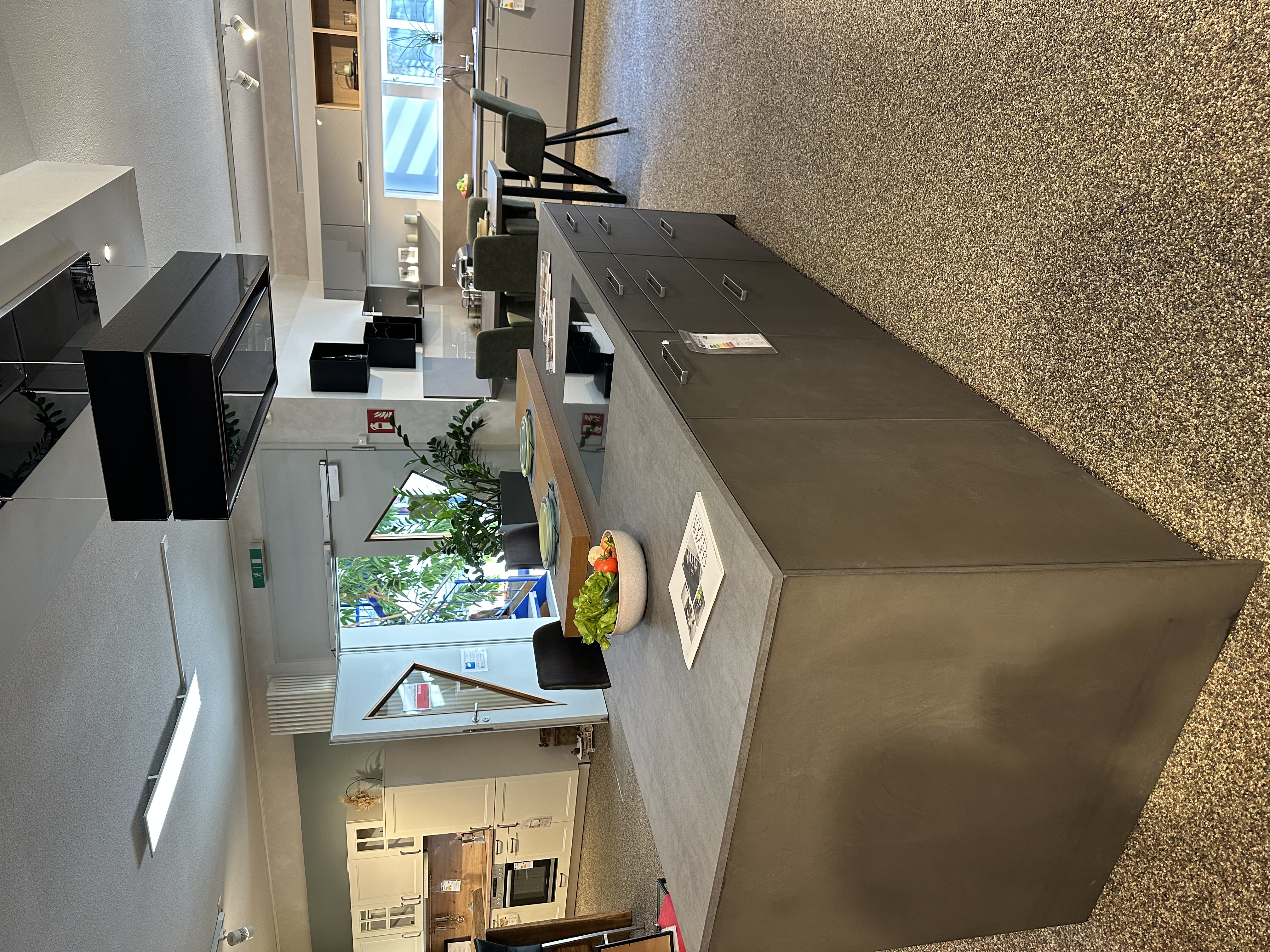 Ausstellungsküche Leicht Concrete ohne Geräte, gegen Aufpreis auch mit Geräte