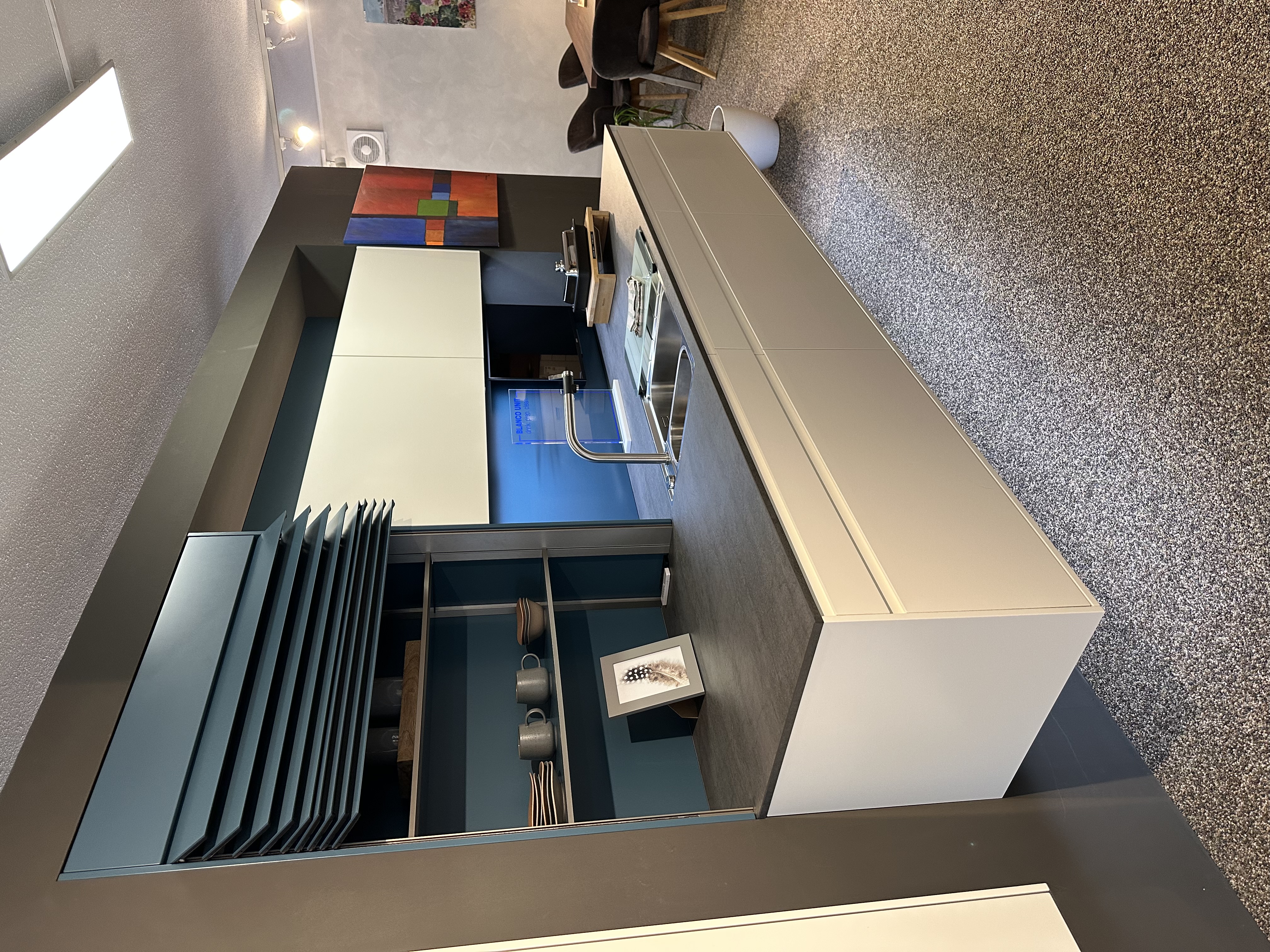 Ausstellungsküche Leicht Concrete ohne Geräte, gegen Aufpreis auch mit Geräte