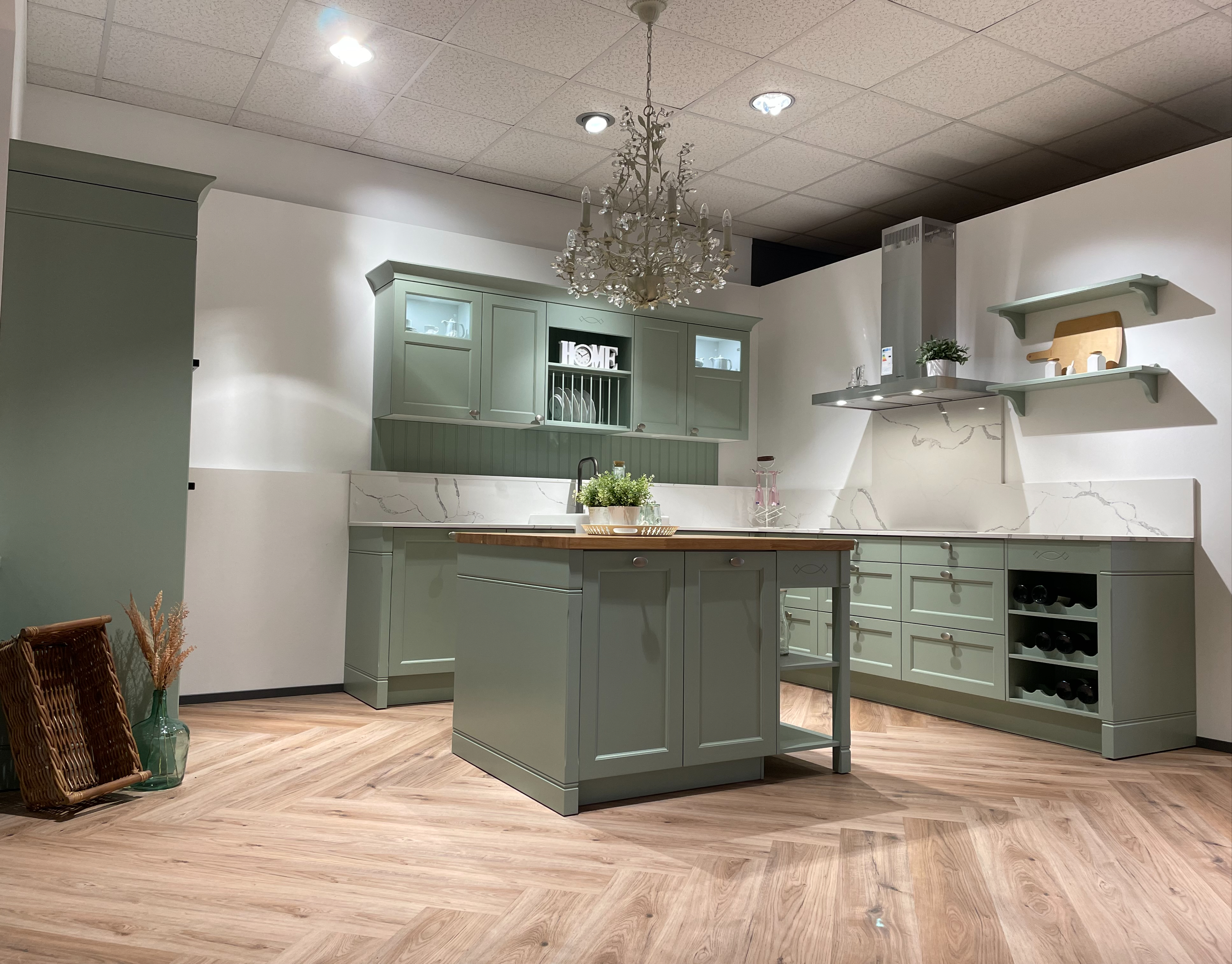 Landhausküche in Pastellgrün mit Quarz-Arbeitsplatten