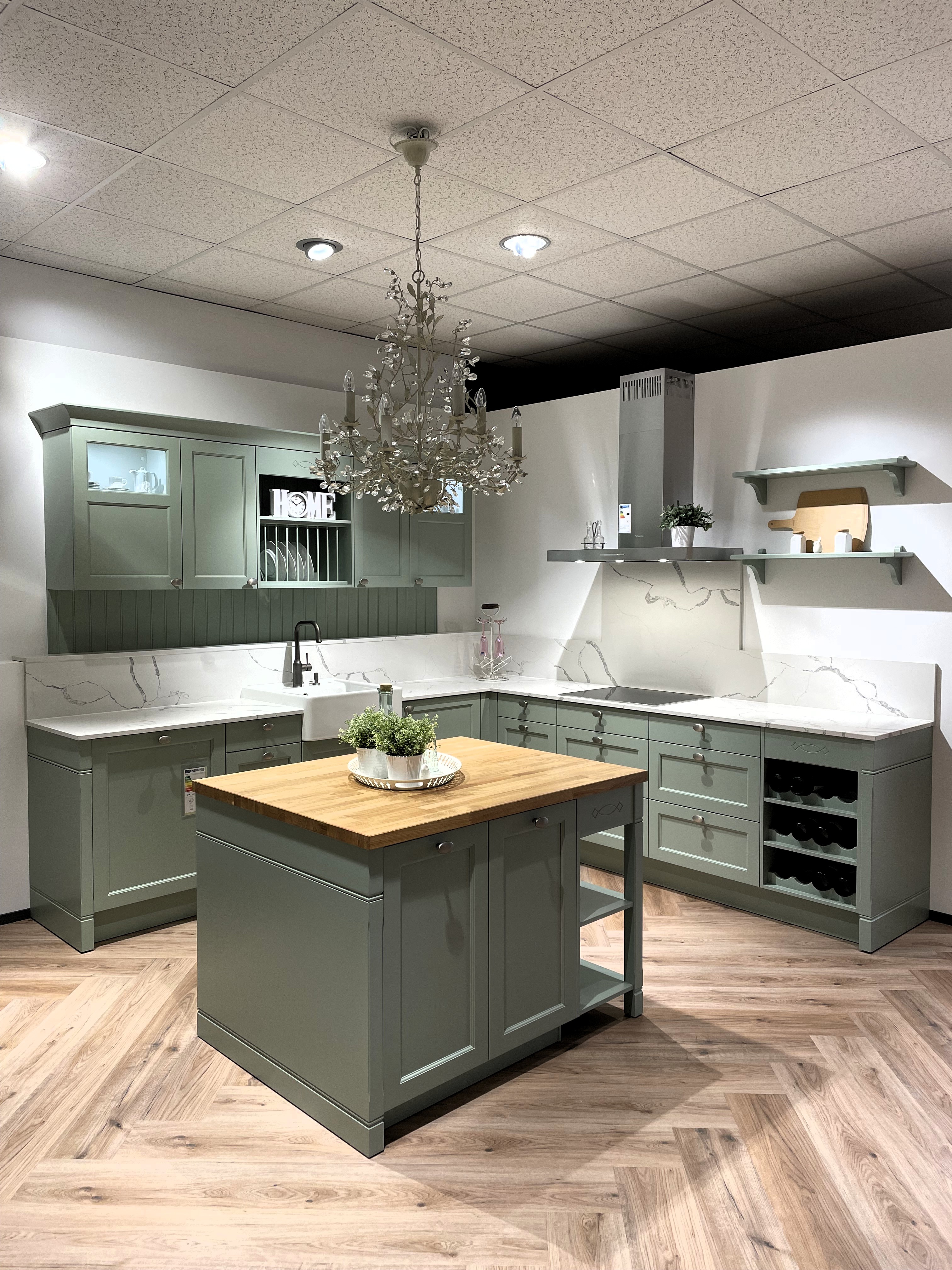 Landhausküche in Pastellgrün mit Quarz-Arbeitsplatten