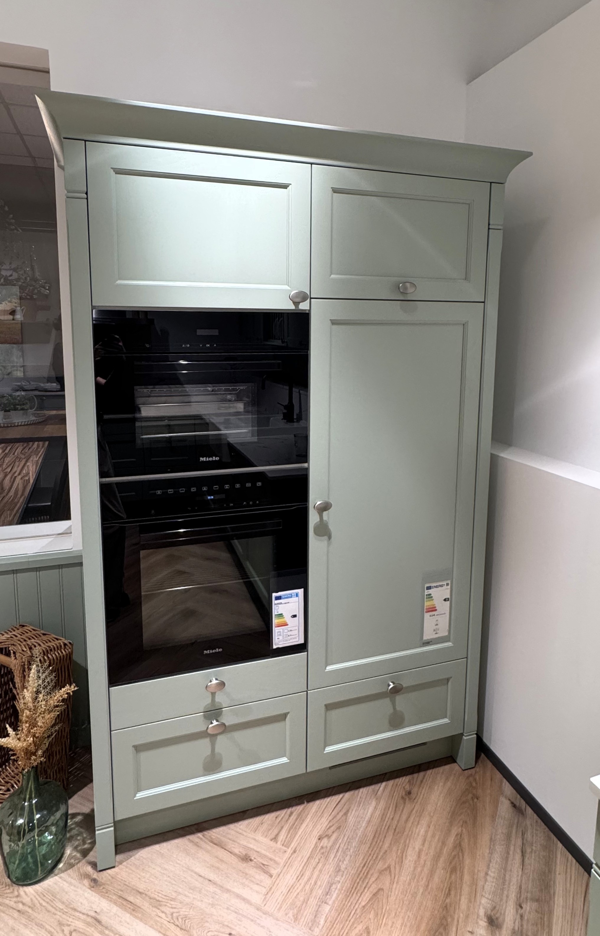 Landhausküche in Pastellgrün mit Quarz-Arbeitsplatten