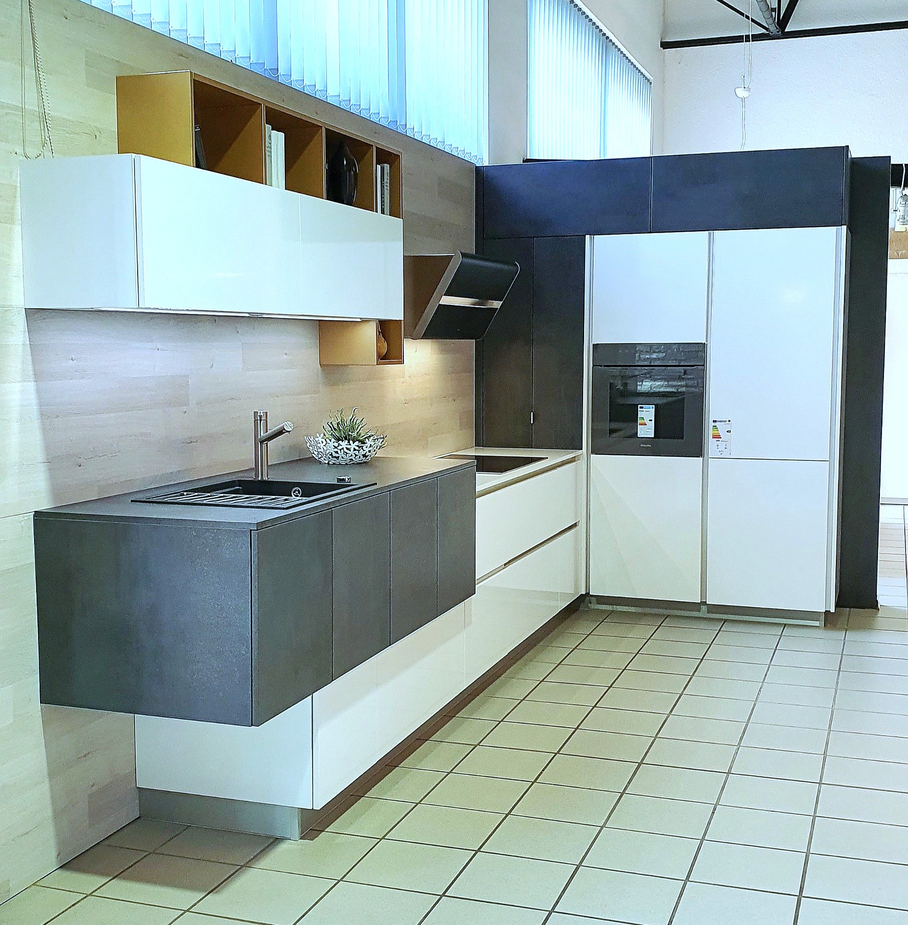 Grifflose Designküche in L-Form Kombination Glanz-weiß und Keramikoptik