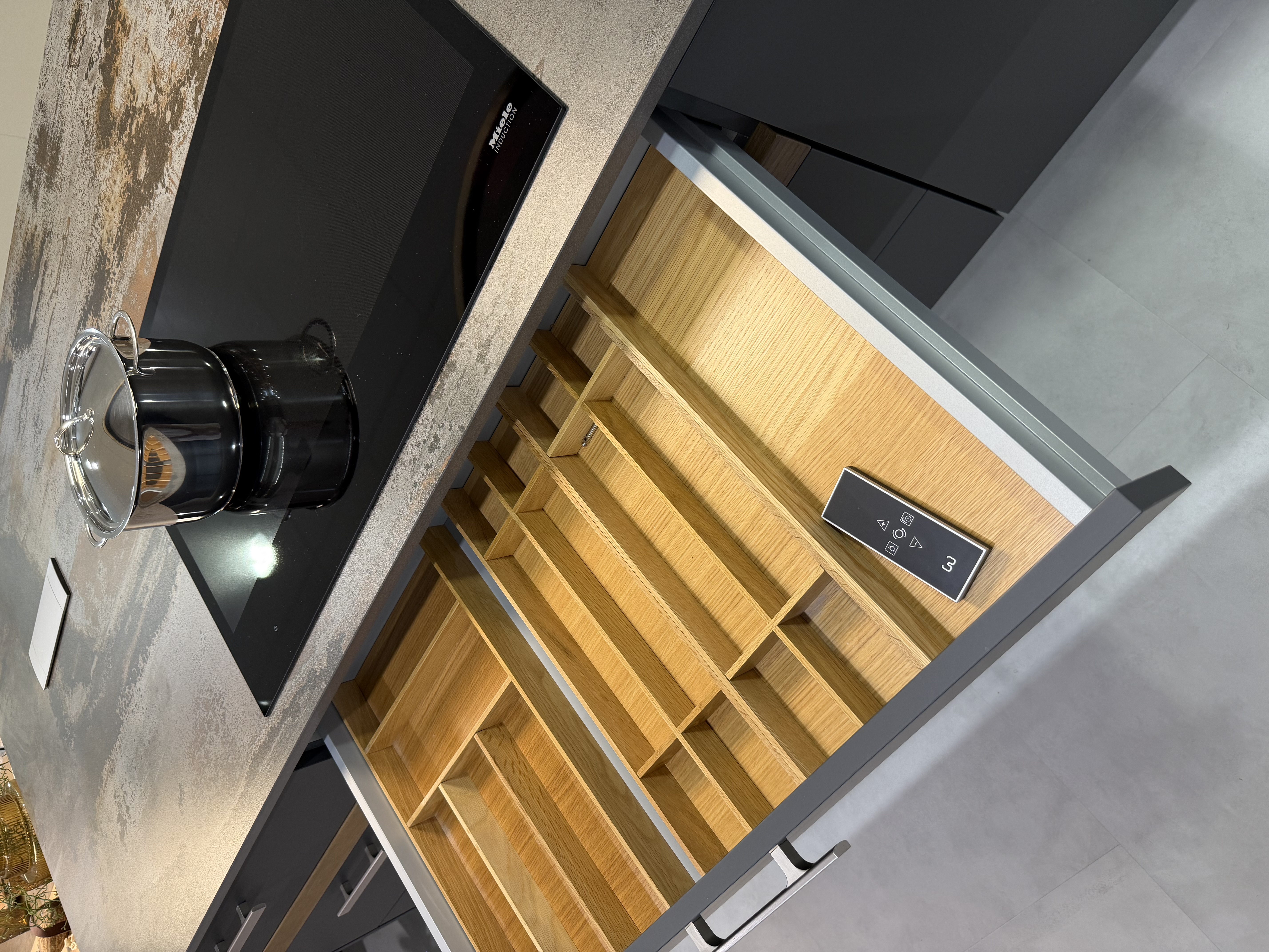 Leicht-Miele-Dekton