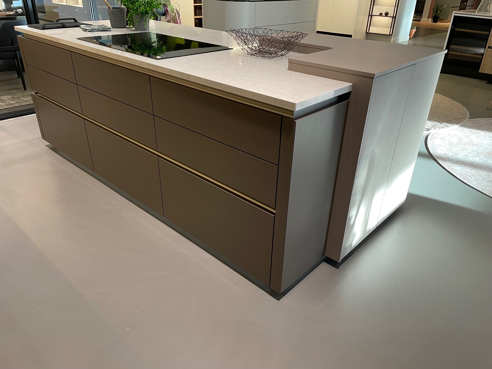 Schüller strakke showroomkeuken met eiland en luxe apparatuur.