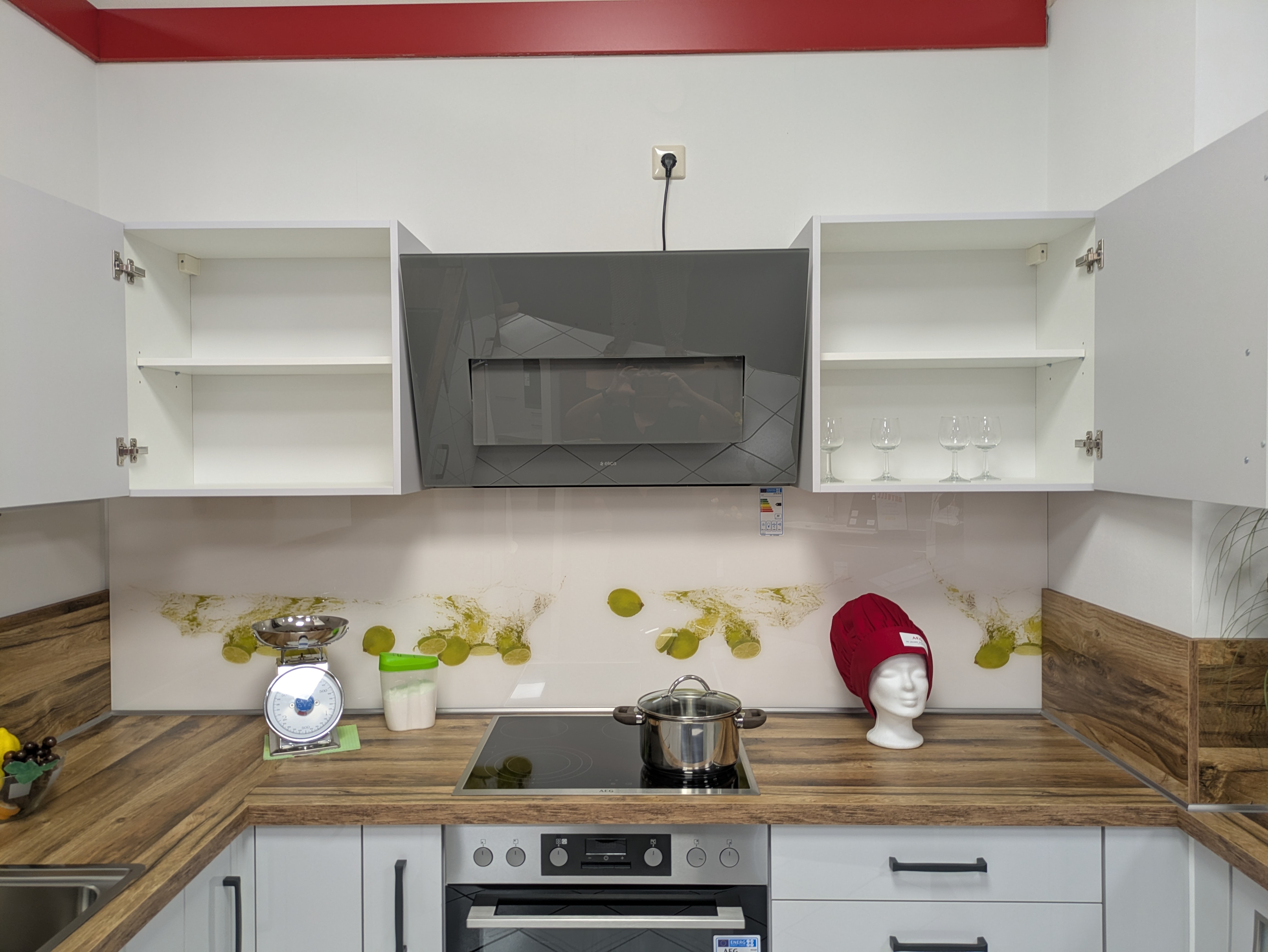 Schicke U-Küche, Space Grey Hochglanz und Glasrückwand mit Motiv