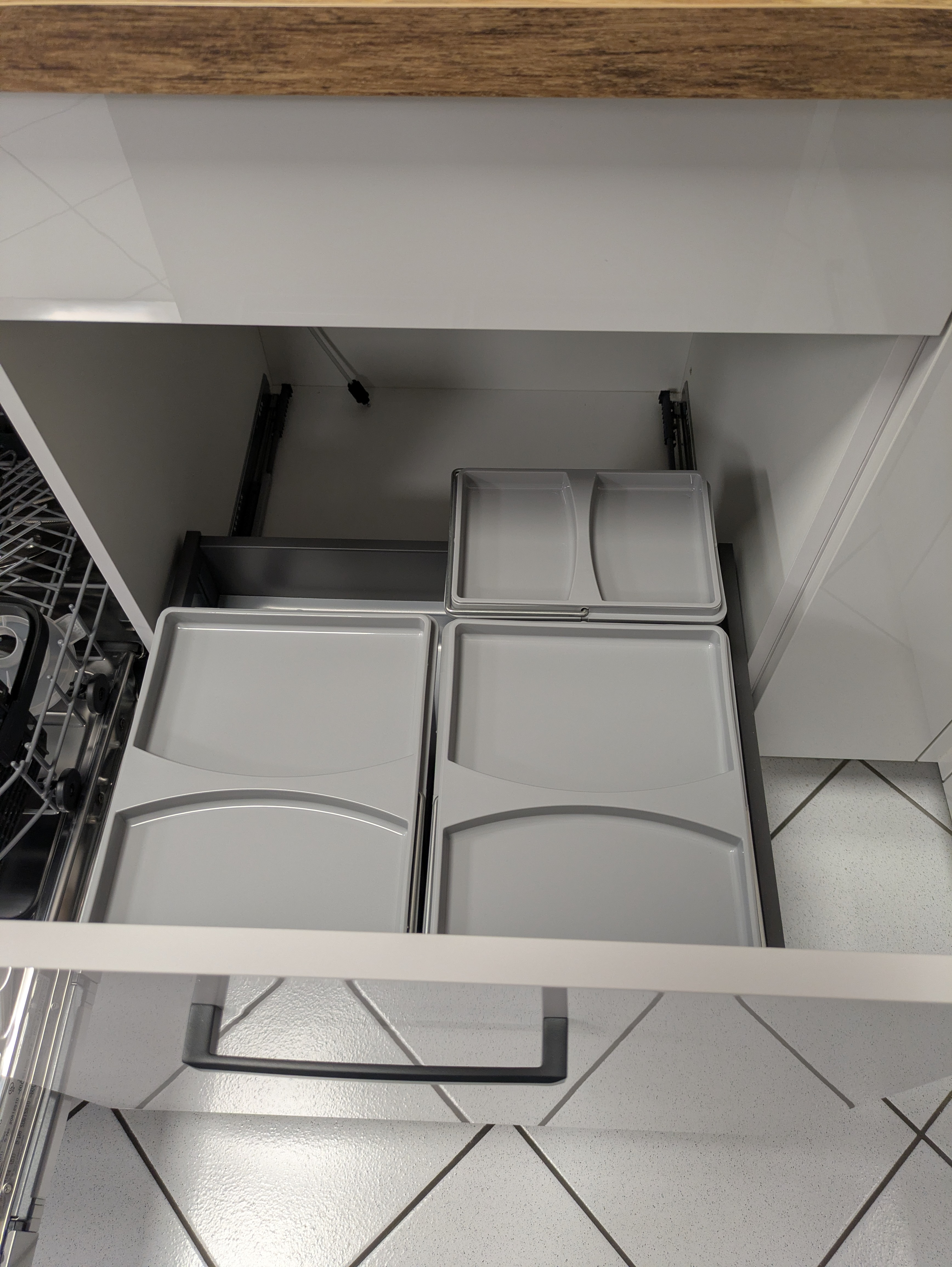 Schicke U-Küche, Space Grey Hochglanz und Glasrückwand mit Motiv