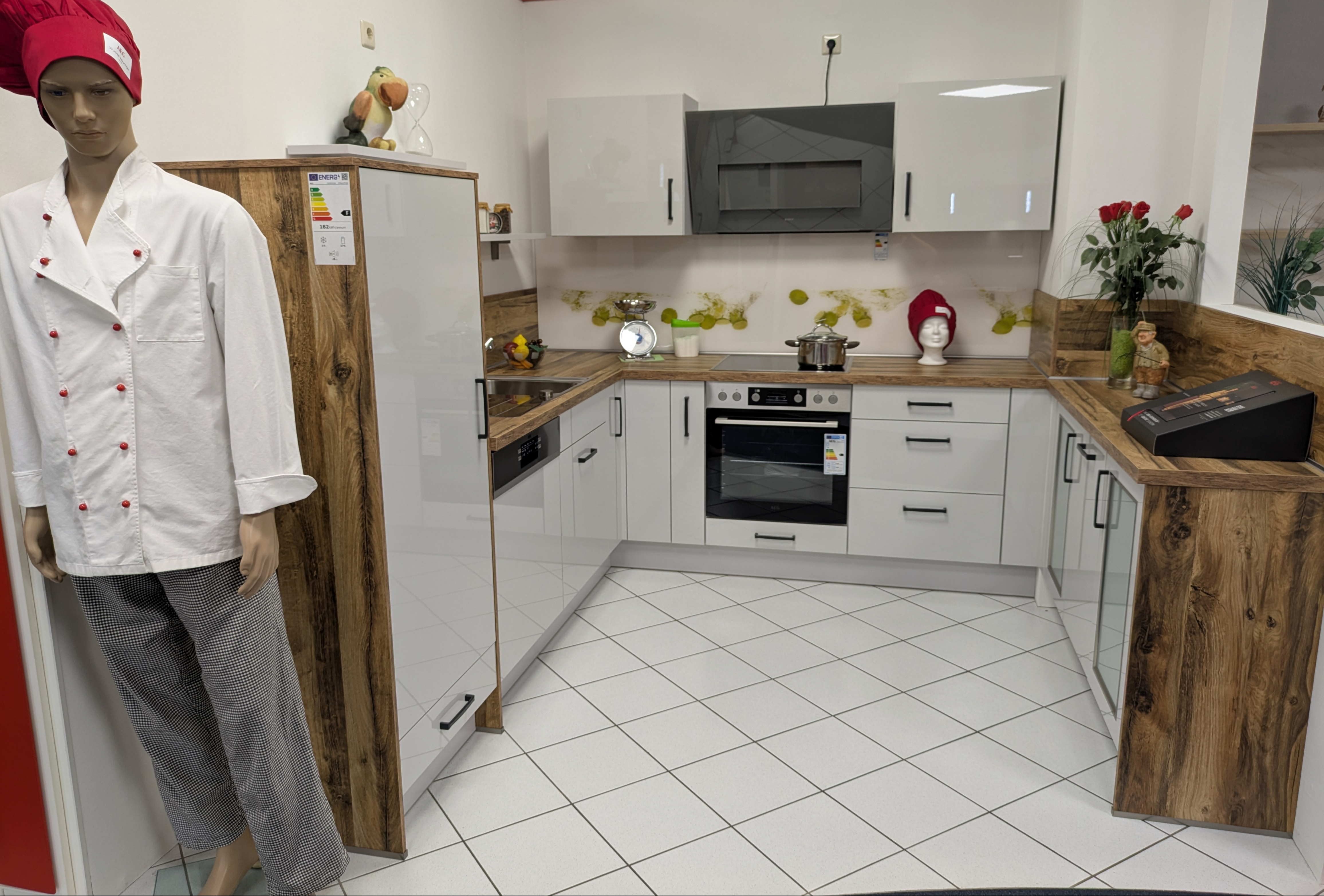 Schicke U-Küche, Space Grey Hochglanz und Glasrückwand mit Motiv