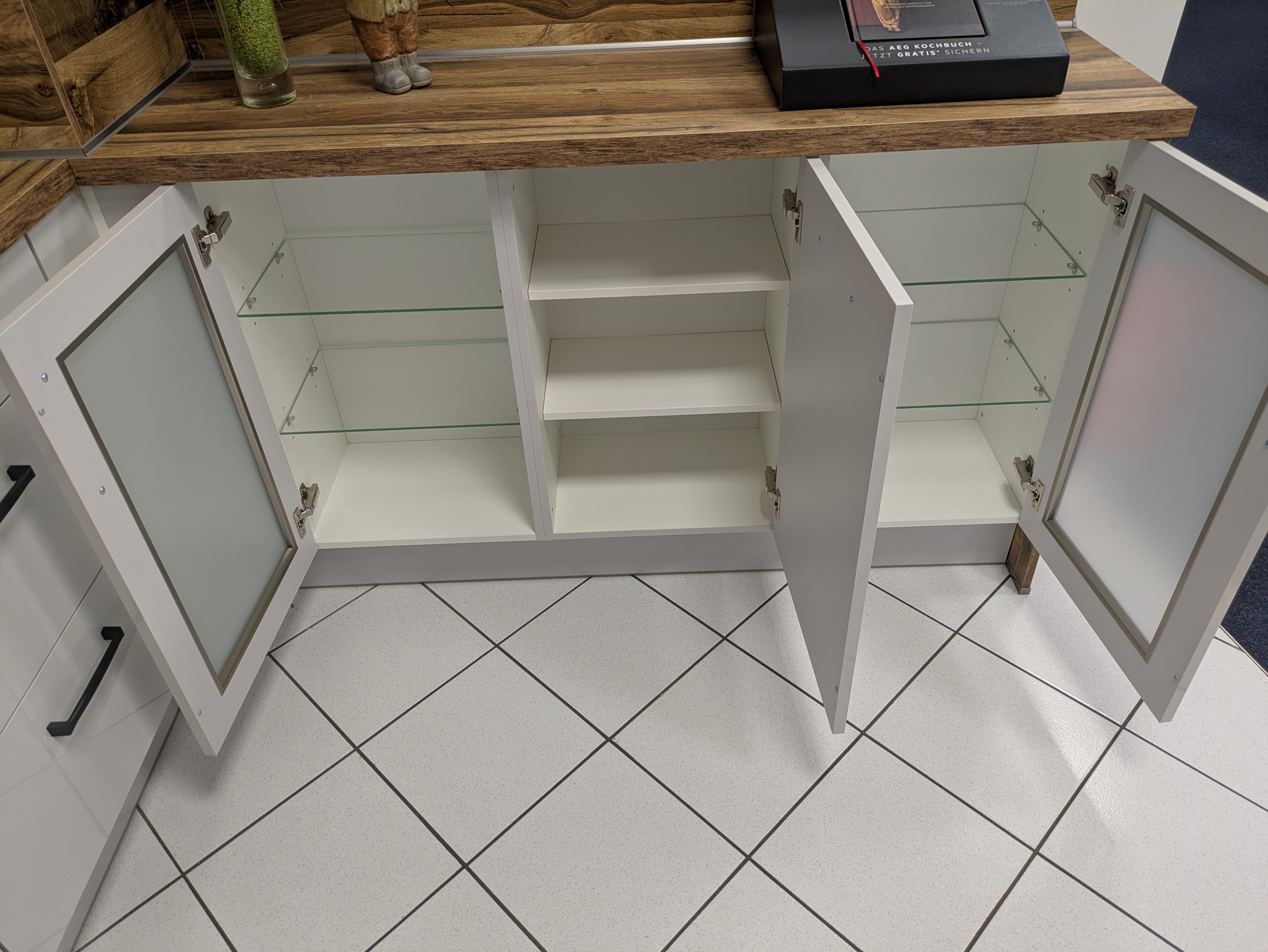 Schicke U-Küche, Space Grey Hochglanz und Glasrückwand mit Motiv