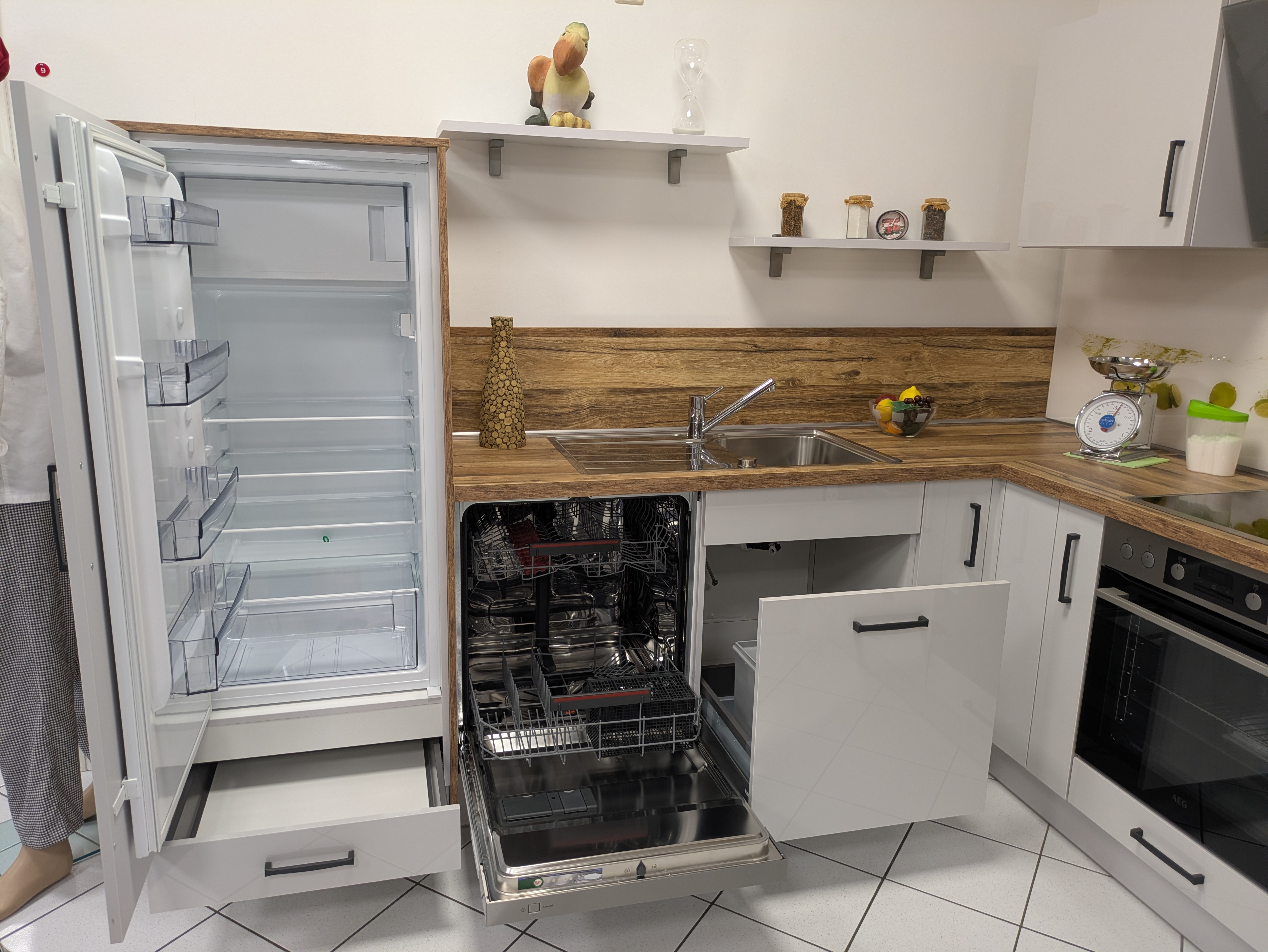 Schicke U-Küche, Space Grey Hochglanz und Glasrückwand mit Motiv