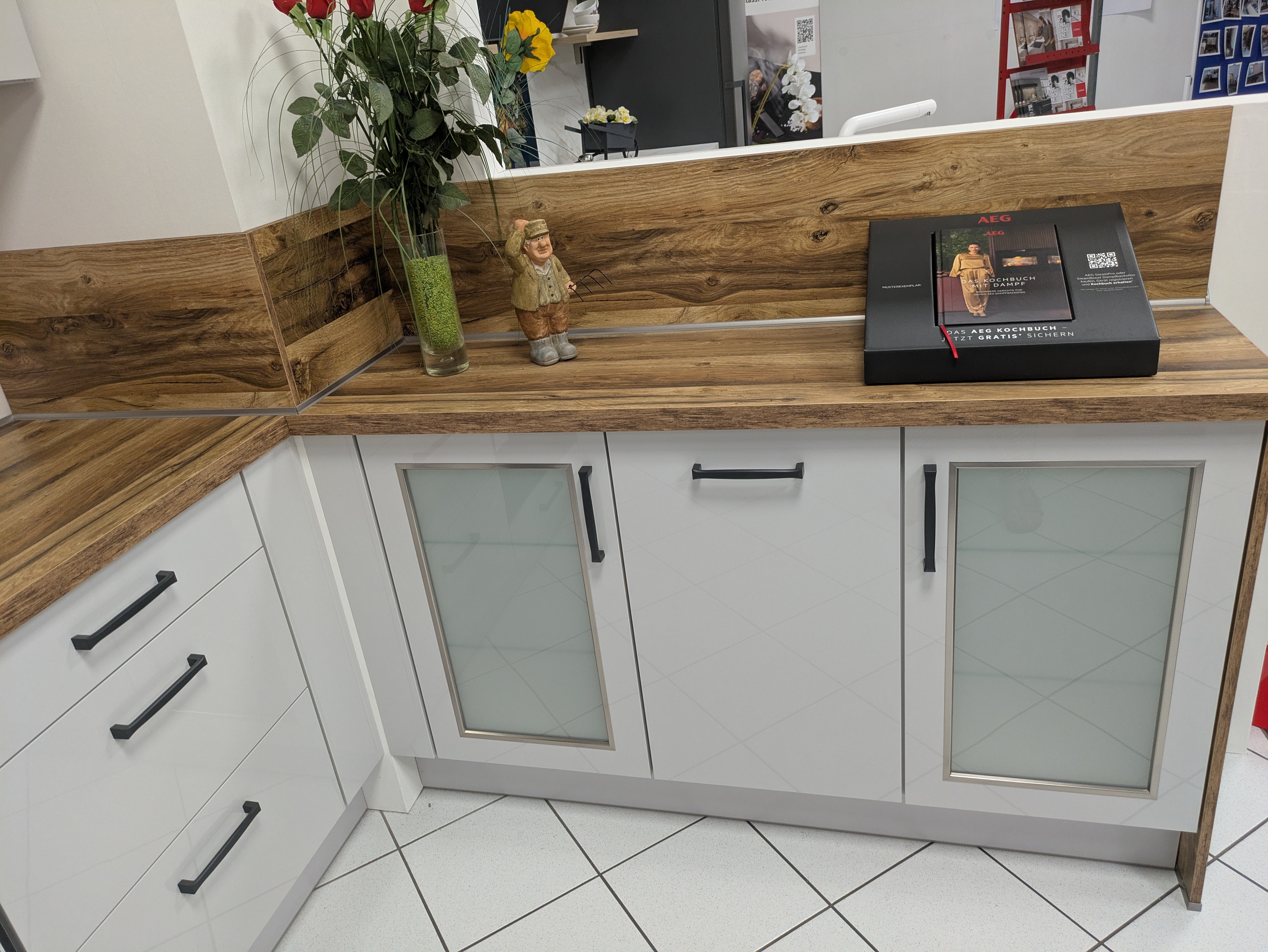 Schicke U-Küche, Space Grey Hochglanz und Glasrückwand mit Motiv